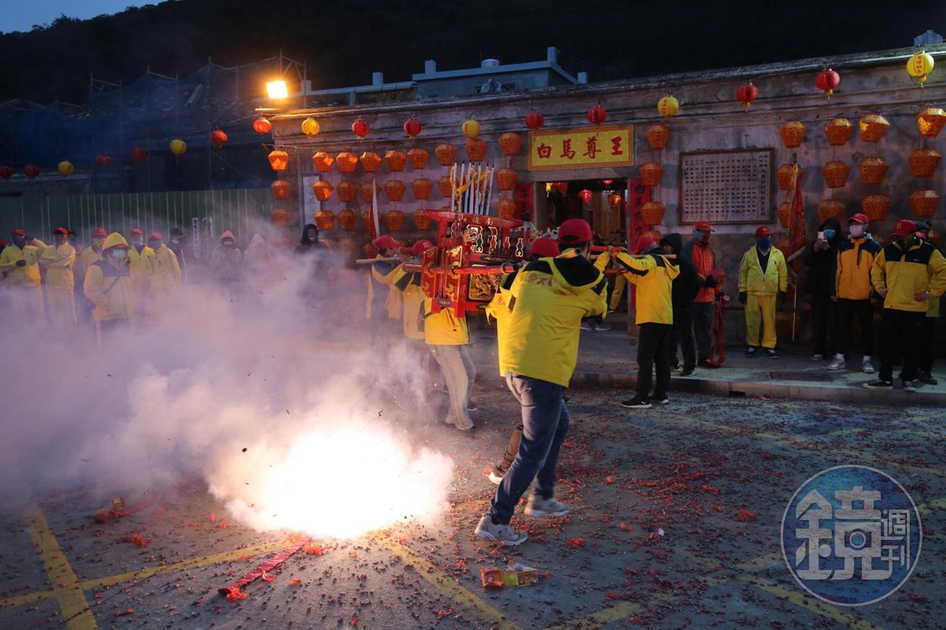 十三暝當晚各廟神明聚集坂里，有如神明界的嘉年華會。