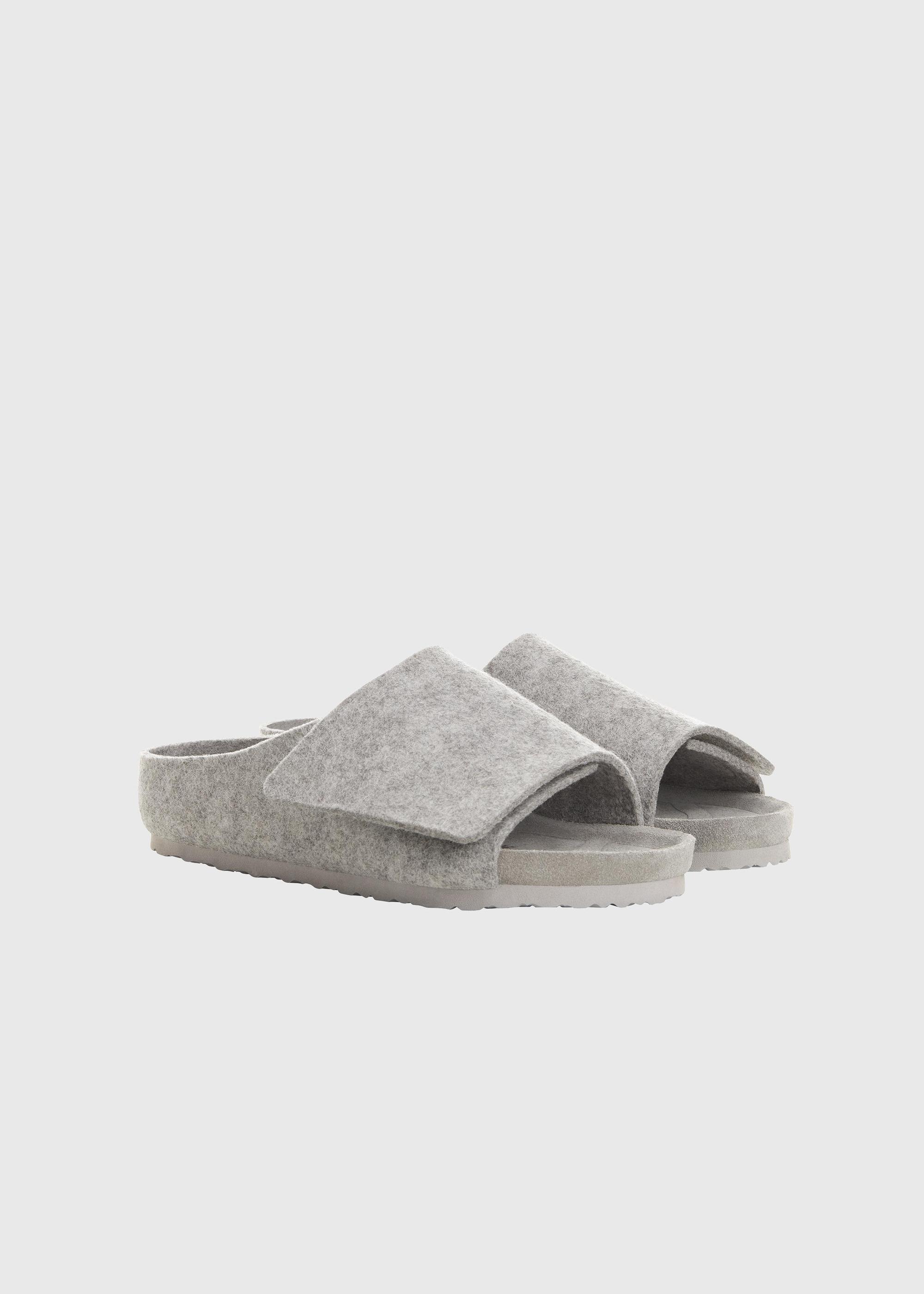 FEAR OF GOD X BIRKENSTOCK Los Feliz水泥灰色毛氈兒童拖鞋。NT$7,980(THE SPAACE提供)