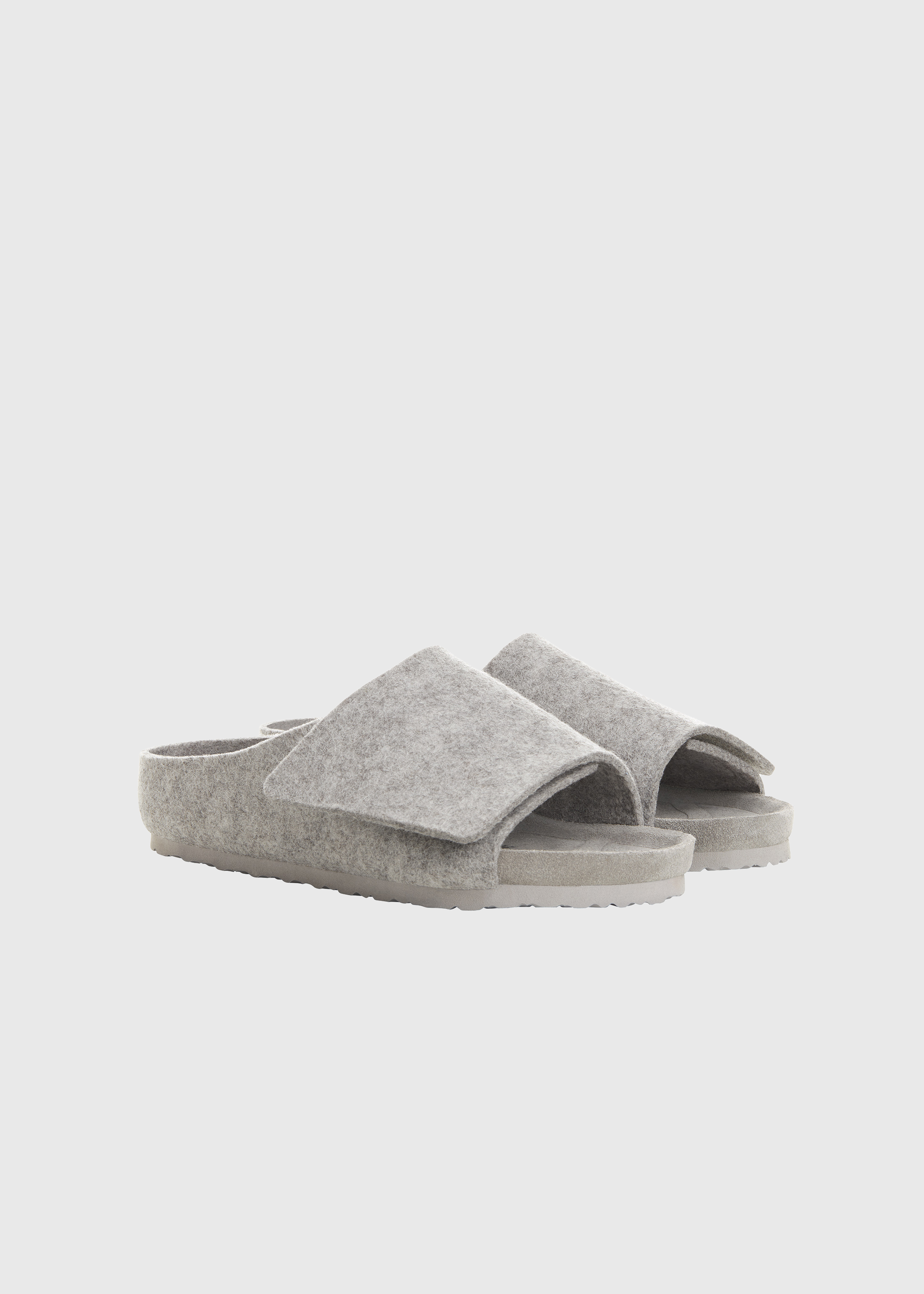 FEAR OF GOD X BIRKENSTOCK Los Feliz水泥灰色毛氈兒童拖鞋。NT$7,980（THE SPAACE提供）