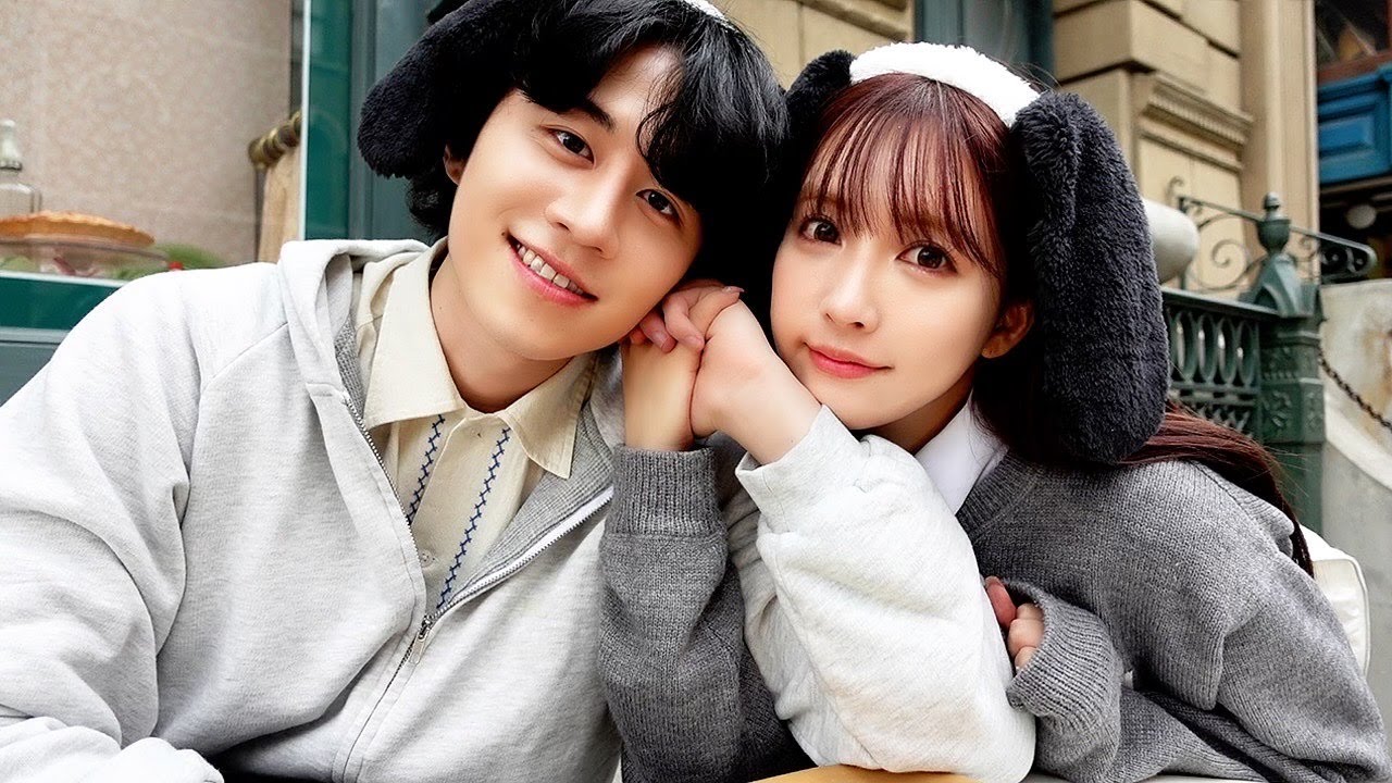 三上悠亞（右）「認愛」百萬YouTuber的影片，讓她的粉絲頗為喪氣。（翻攝YouTube）