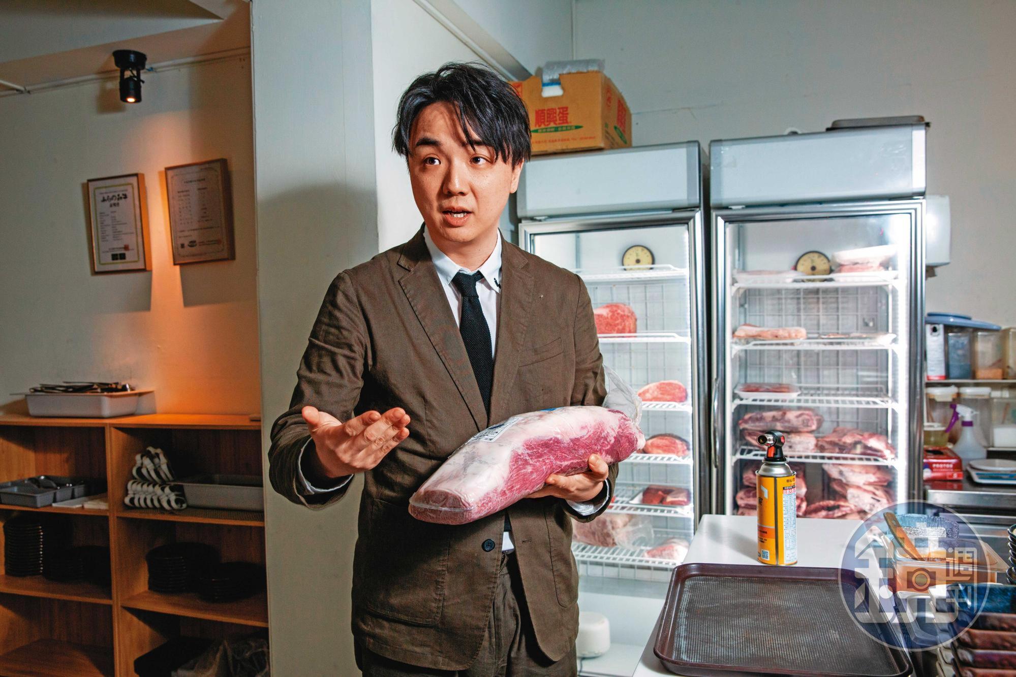 武俊傑在美國念書時,因一塊牛肉開啟料理之路。愛吃肉的他,熟稔各種肉類保存、料理知識。店裡全部使用冷藏肉,要人工去筋精修。