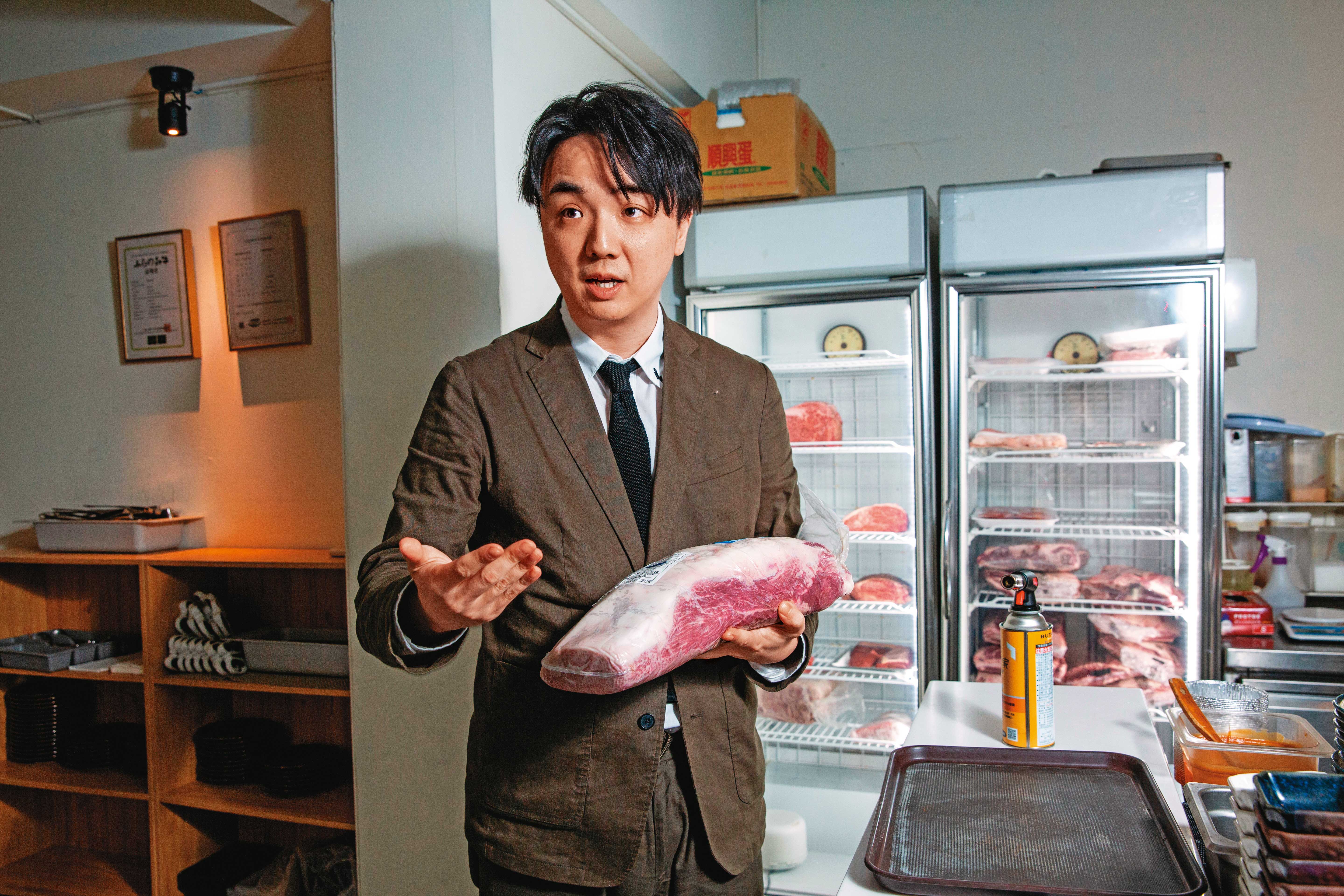 武俊傑在美國念書時，因一塊牛肉開啟料理之路。愛吃肉的他，熟稔各種肉類保存、料理知識。店裡全部使用冷藏肉，要人工去筋精修。
