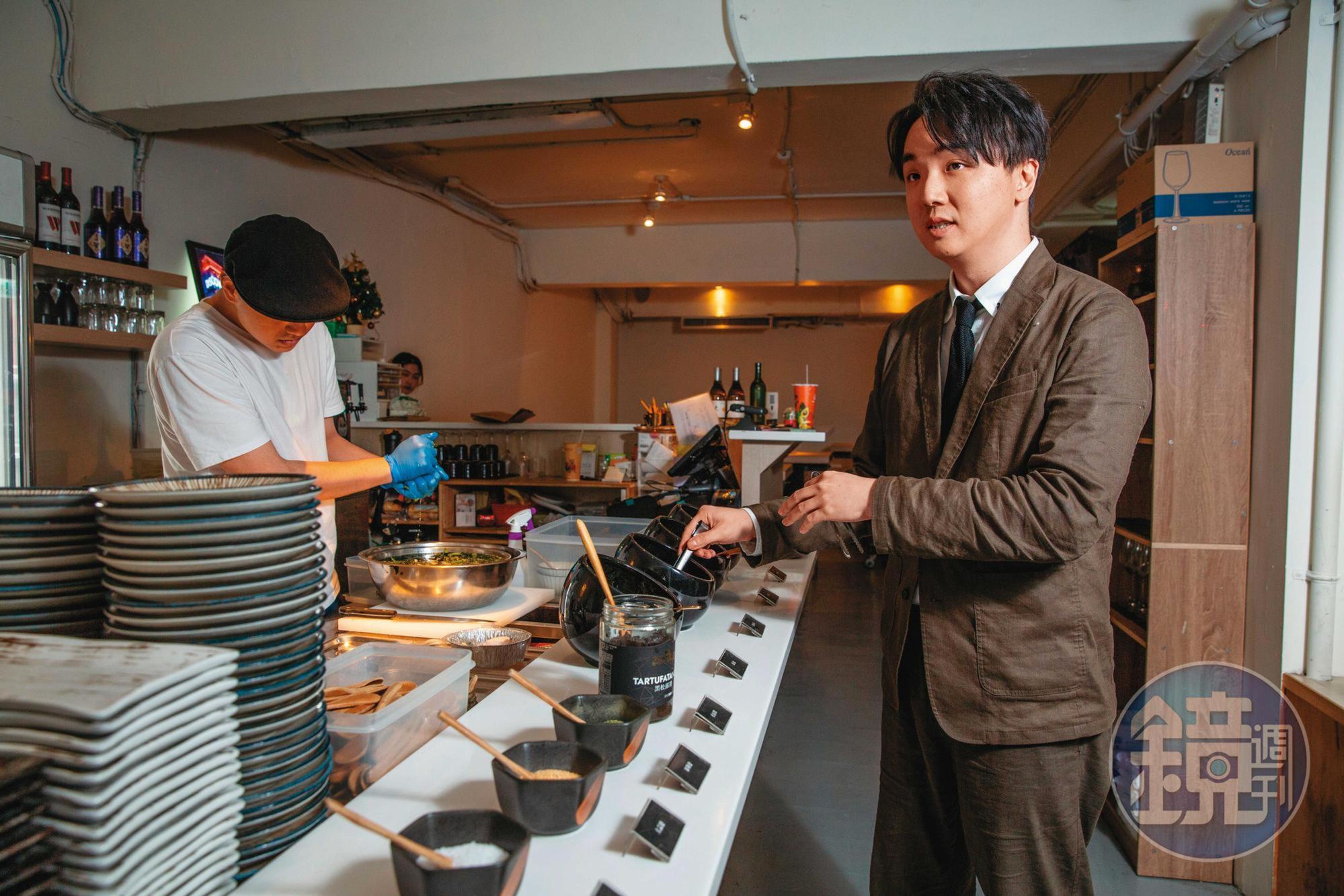 武俊傑(右)做菜喜歡用各種香料,燒肉店裡也提供羅勒鹽、松露醬、鹽昆布等多達十幾種醬料供客人搭配使用。