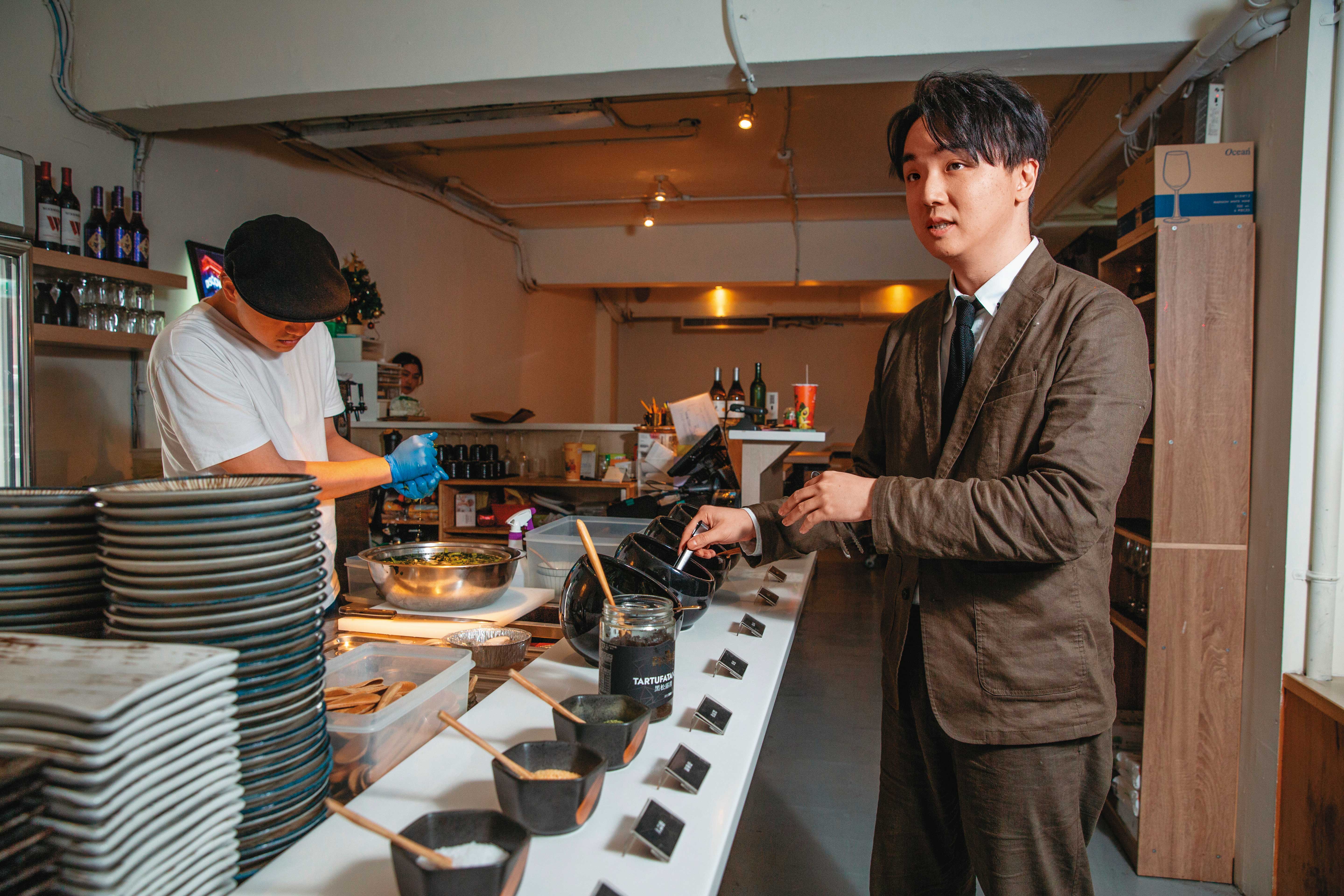武俊傑（右）做菜喜歡用各種香料，燒肉店裡也提供羅勒鹽、松露醬、鹽昆布等多達十幾種醬料供客人搭配使用。