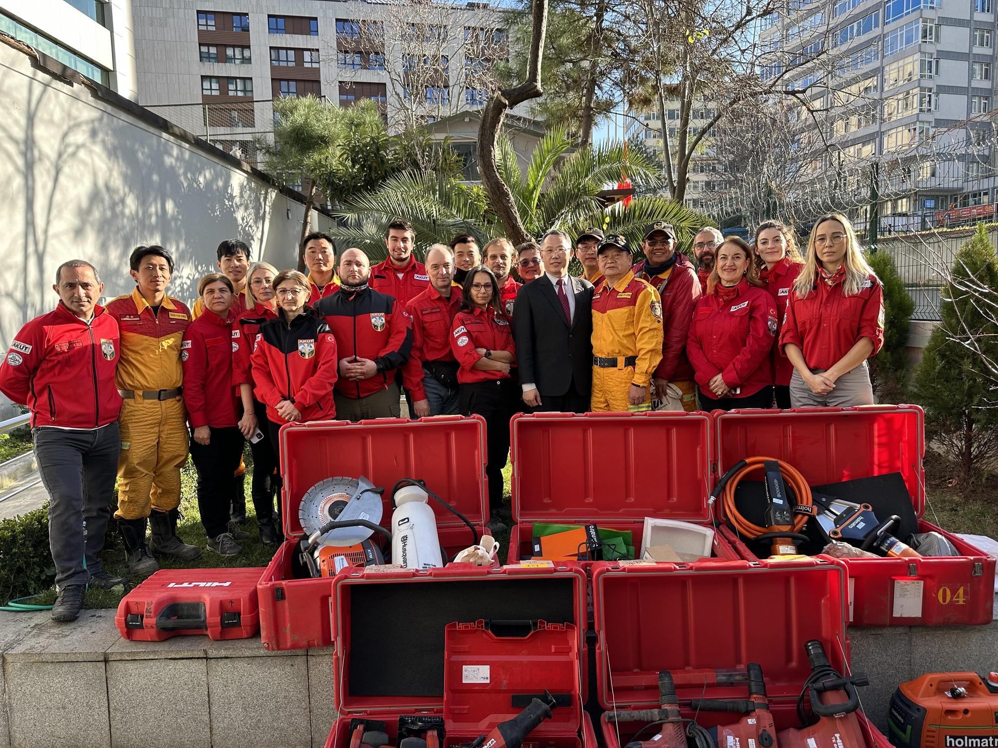 台灣搜救隊致贈土耳其的AKUT搜救隊3大類、重達4噸的搜救裝備。（消防署提供）