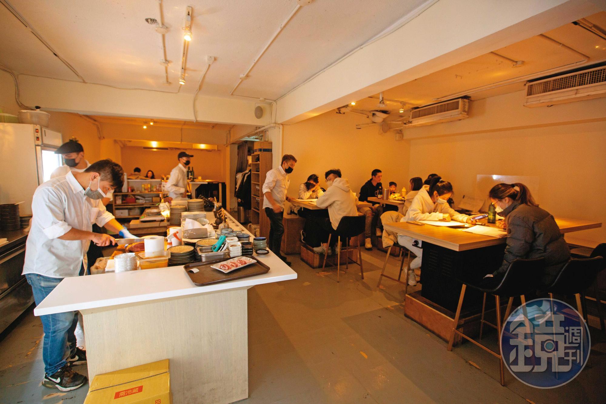 平日晚餐時間一到餐廳已接近客滿,開放式的廚房看得到主廚現切出肉。