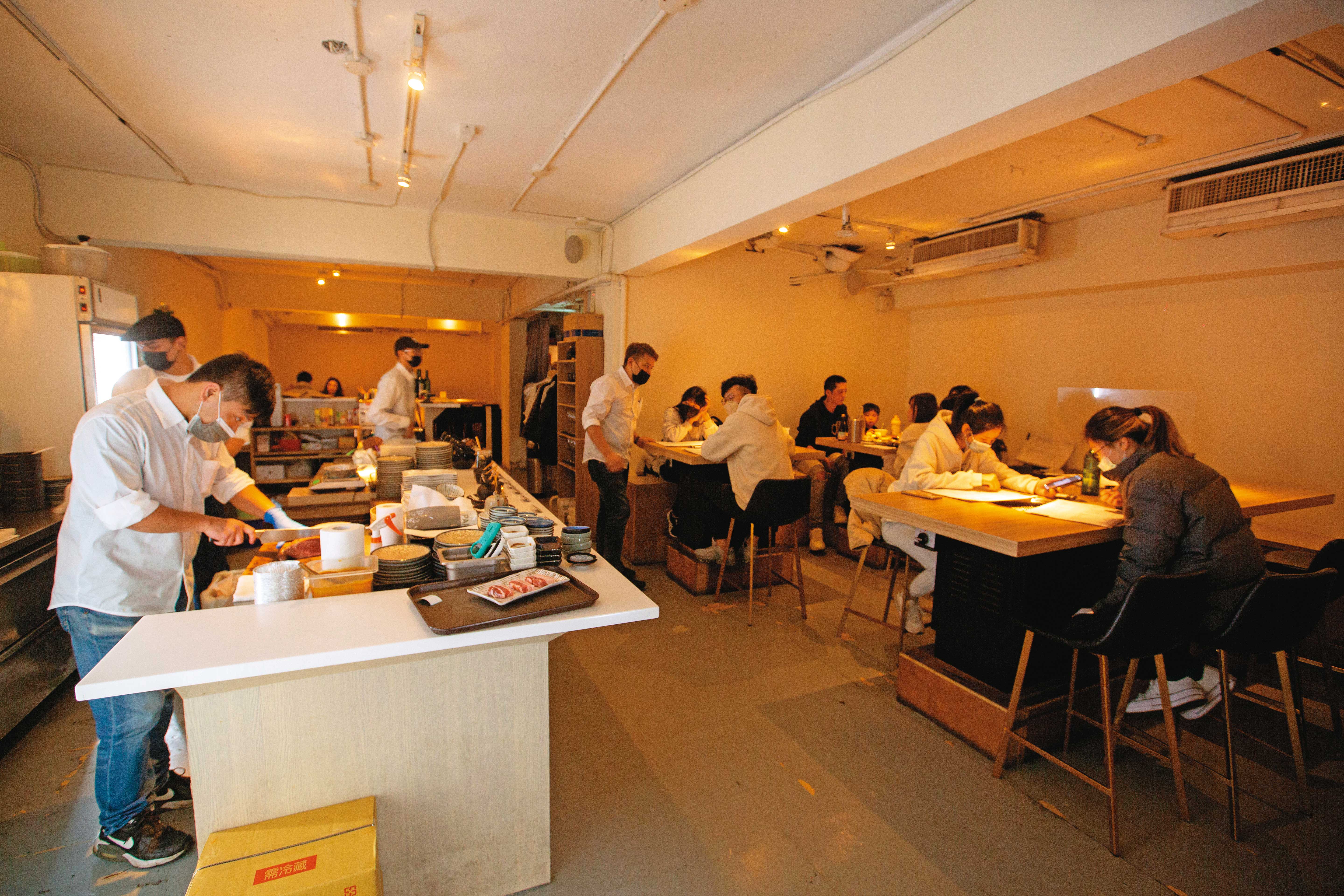平日晚餐時間一到餐廳已接近客滿，開放式的廚房看得到主廚現切出肉。