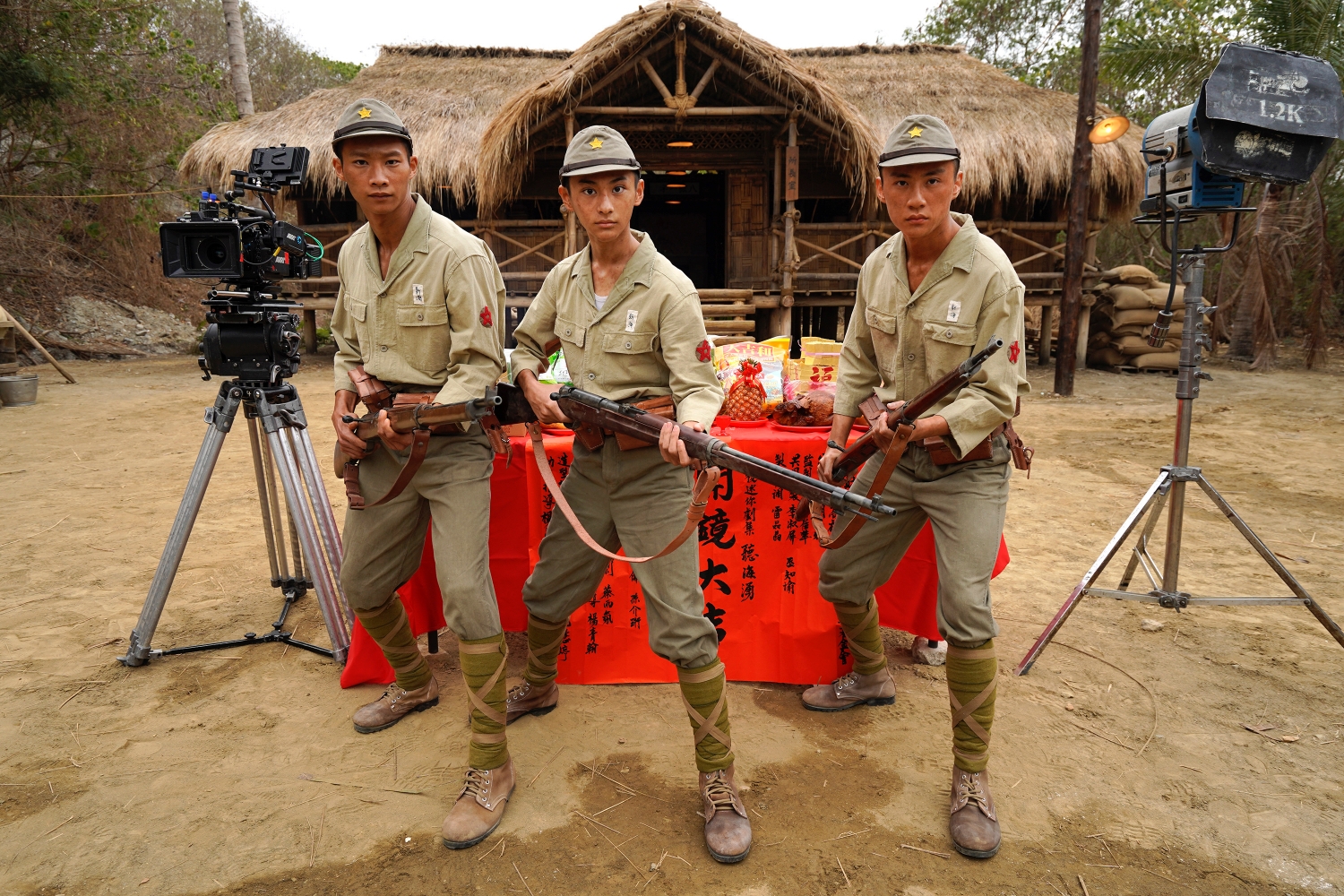 吳翰林、黃冠智、朱宥丞3人飾演台灣戰俘監視員。（公視提供）