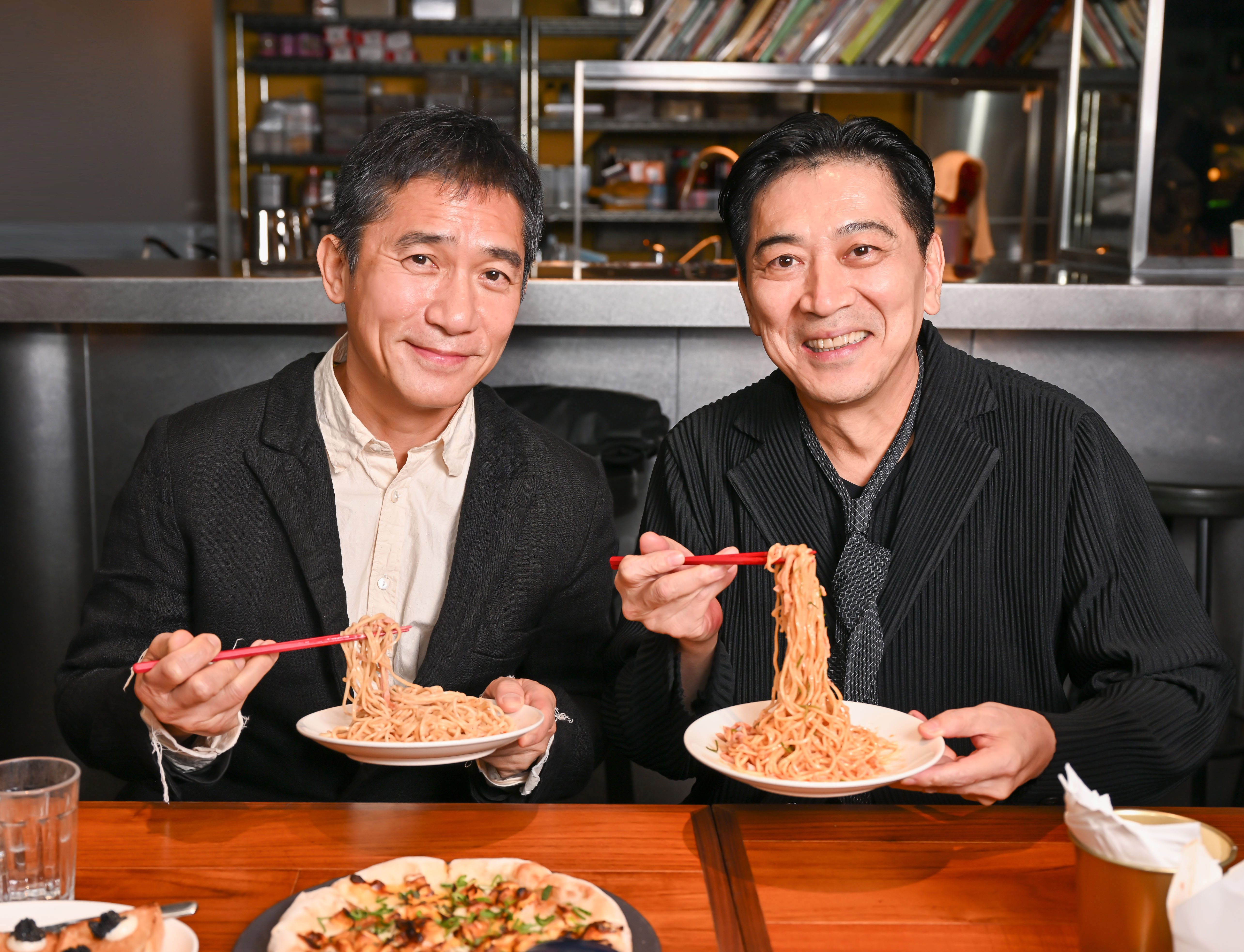 梁朝偉與高捷首映會結束後去吃涼麵當宵夜，回味當年梁朝偉拍攝《悲情城市》時，吃到台式涼麵的驚喜。（牽猴子提供）