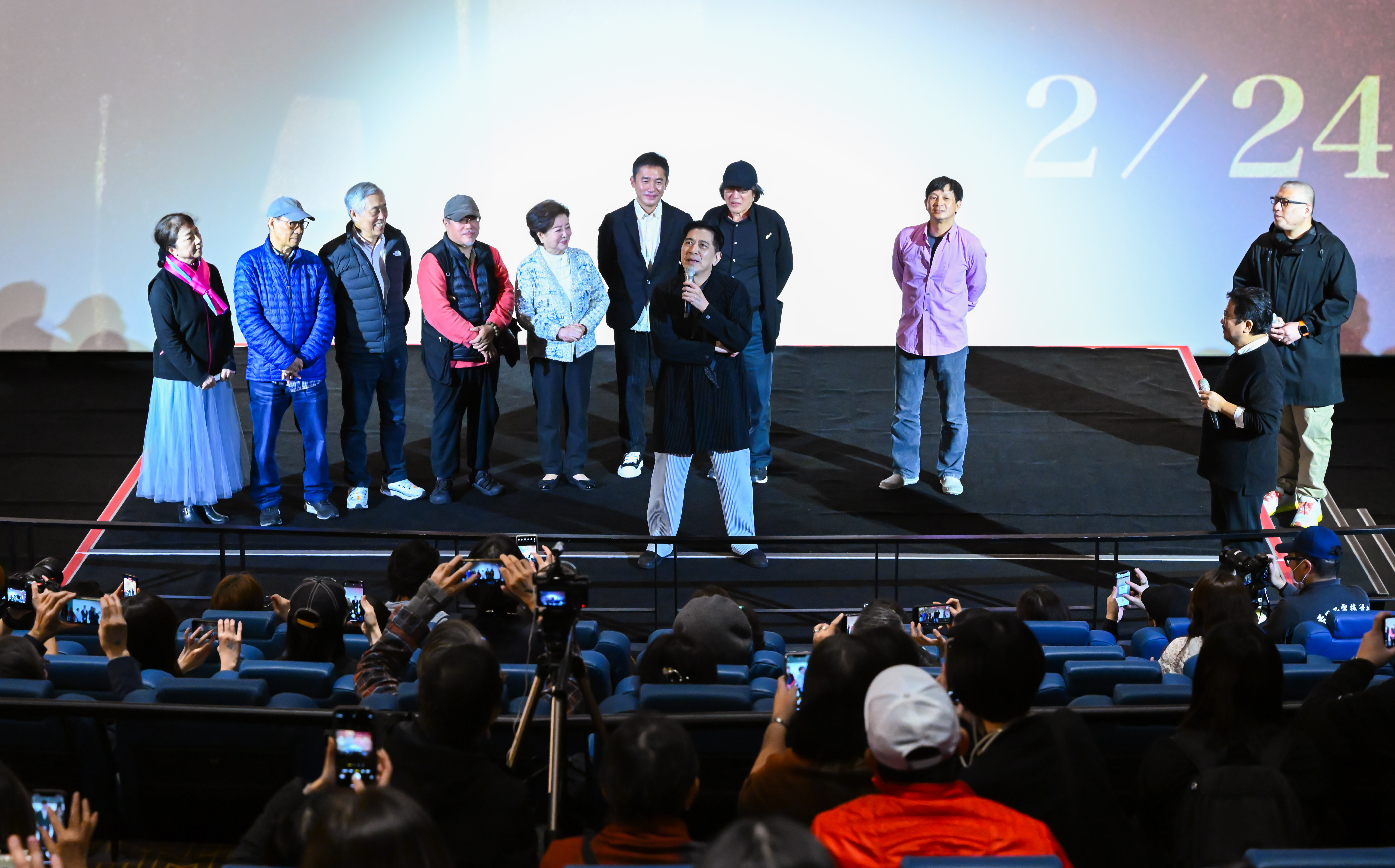 高捷、梁朝偉、陳淑芳及幕後主創群在首映會上分享拍攝《悲情城市》的趣事，對能拍此片深感驕傲。（牽猴子提供）