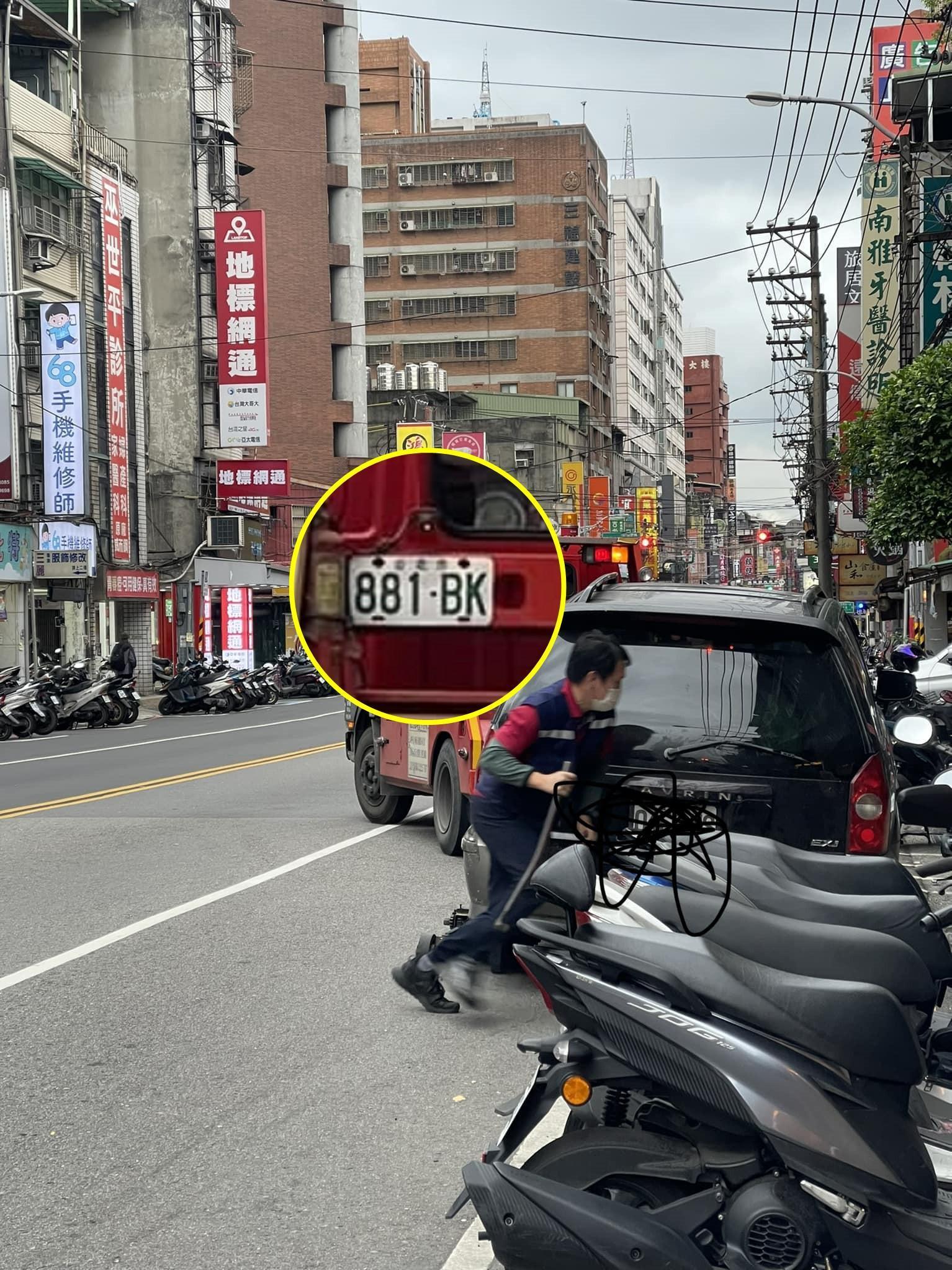 一輛拖吊車車牌號碼是「881-BK」，而881恰巧就是bye bye的諧音。（翻攝自路上觀察學院）