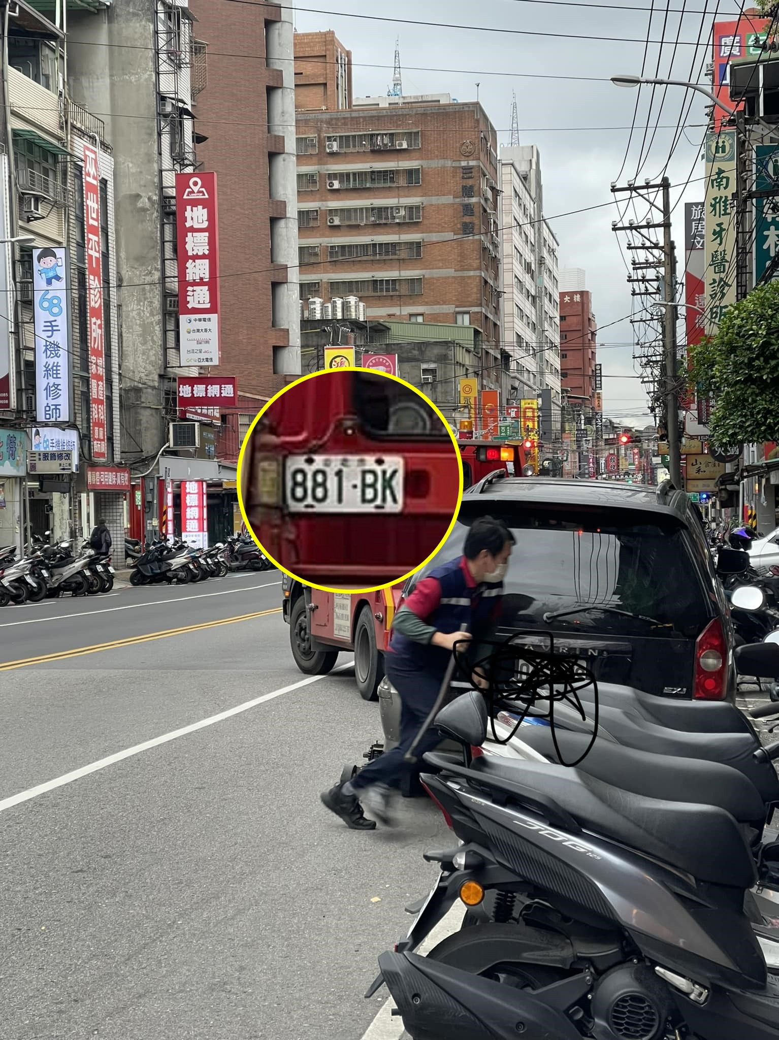 一輛拖吊車車牌號碼是「881-BK」，而881恰巧就是bye bye的諧音。（翻攝自路上觀察學院）
