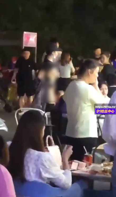 女子裸露身體走在人群中，完全無視他人眼光。（翻自《91吃瓜中心》）