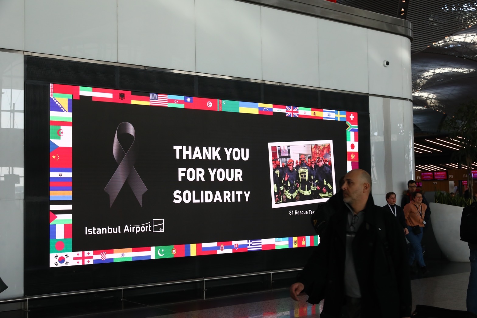 伊斯坦堡機場電子看板感謝81國救難隊，中華民國國旗也在其中。