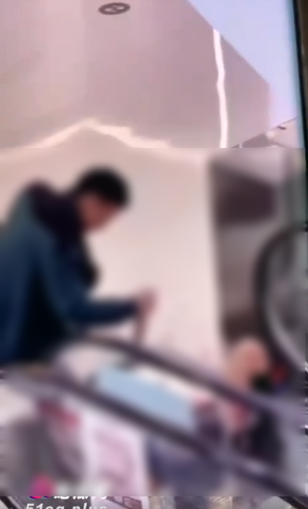 男子狠刺女生多刀。（翻自《51吃瓜網》）