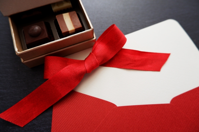 一名男網友分享情人節收到女友「錯字連篇」的卡片,令他相當傻眼。(示意圖,photoAC)