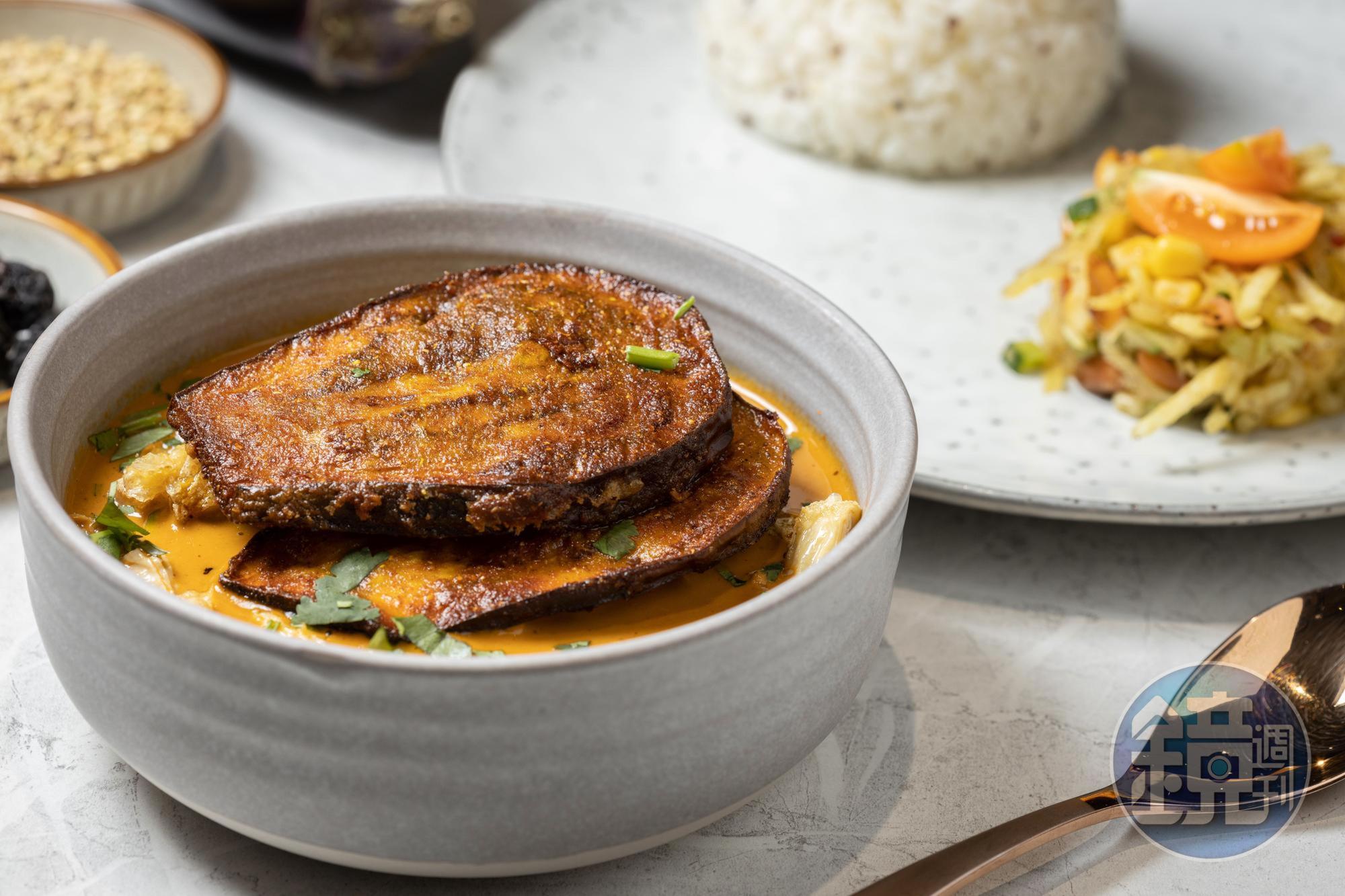「BAA Veg Indian Cuisine印度蔬食」其中一道招牌咖哩，光看還真猜不到上面偽裝成肉排的食材究竟為何？