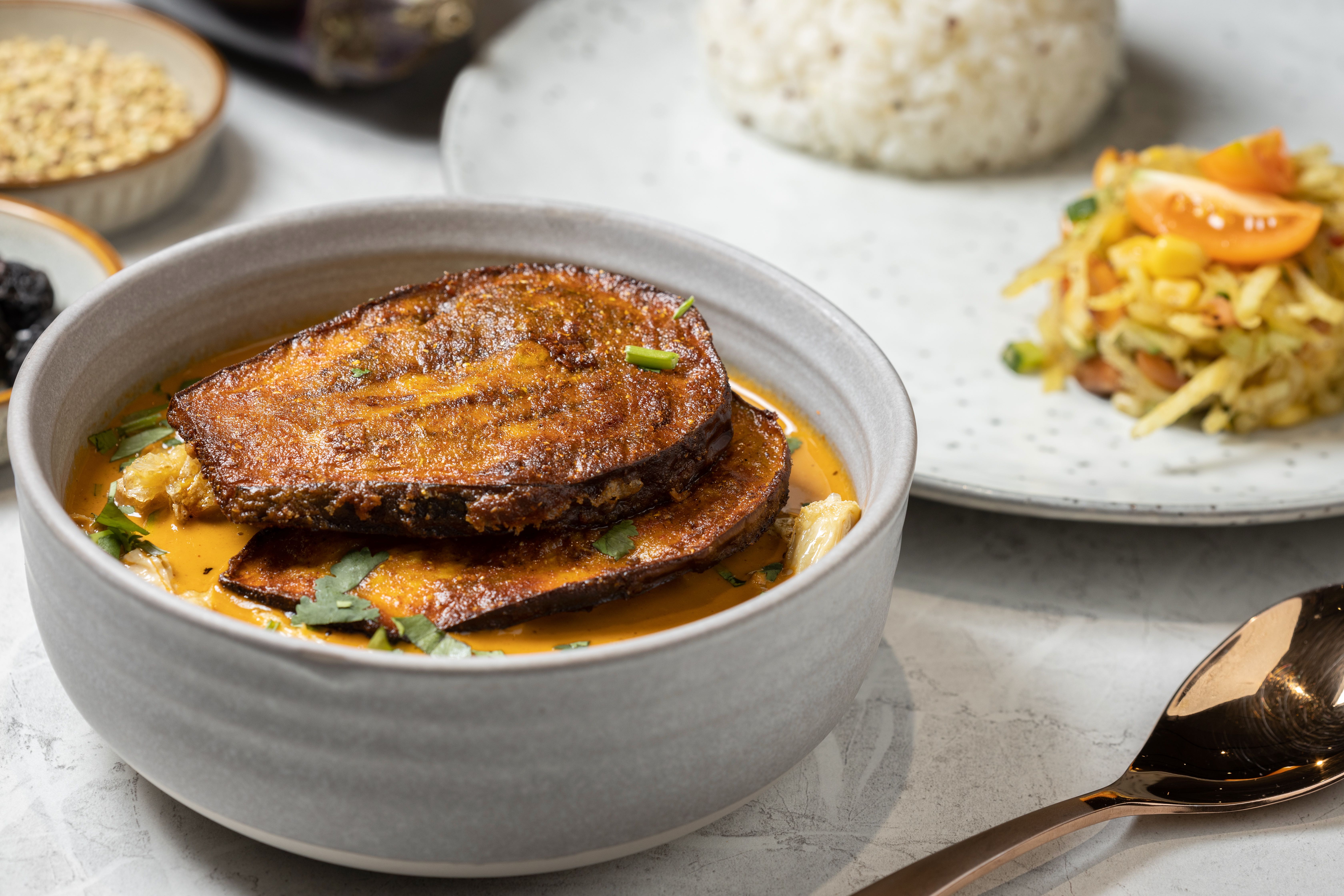 「BAA Veg Indian Cuisine印度蔬食」其中一道招牌咖哩，光看還真猜不到上面偽裝成肉排的食材究竟為何？