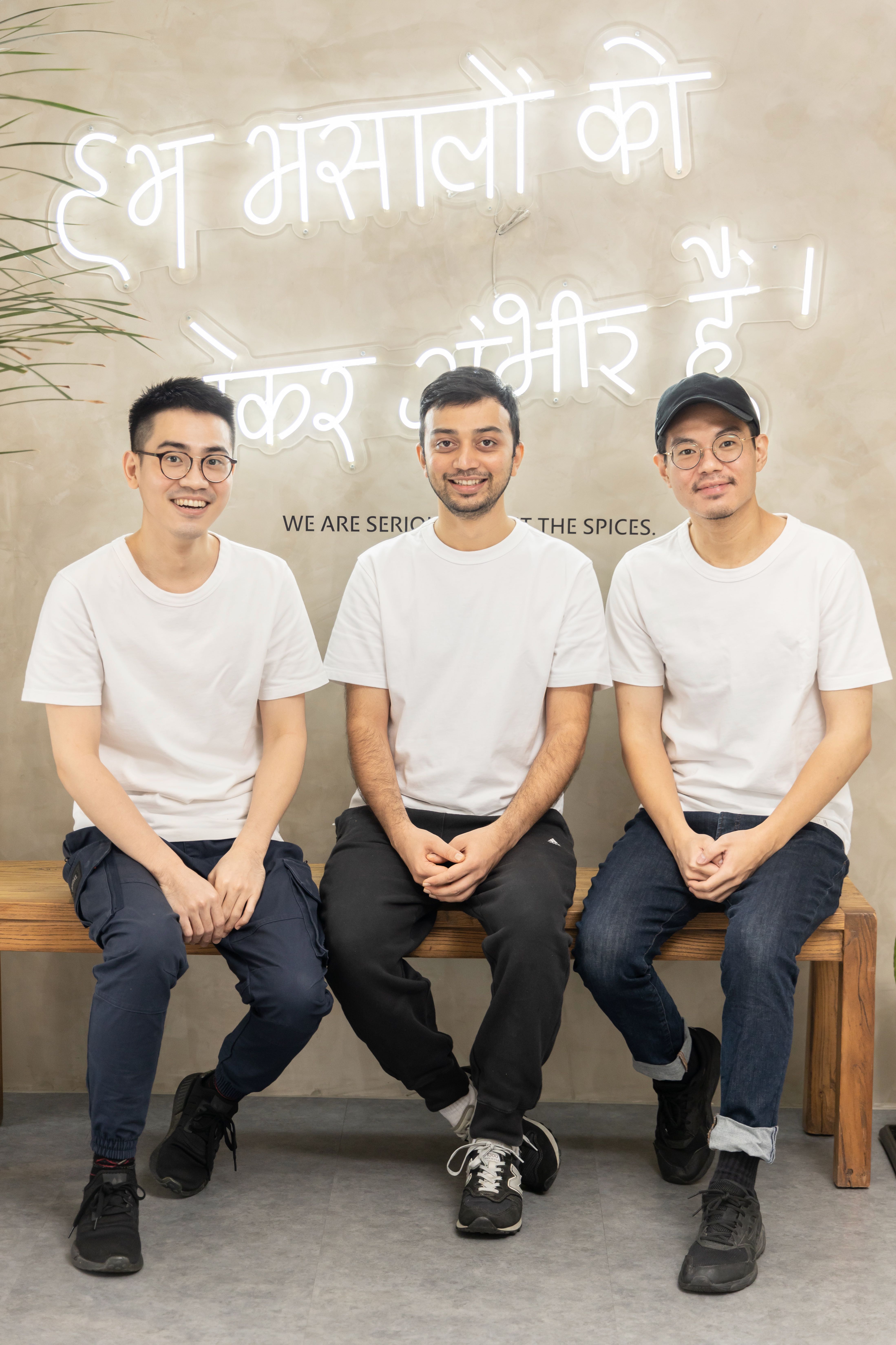 3位老闆李鈺翔（左起）、Gandhi Chirag、趙文榮各司其職，還當起小農，種植餐廳所需的部分蔬菜。