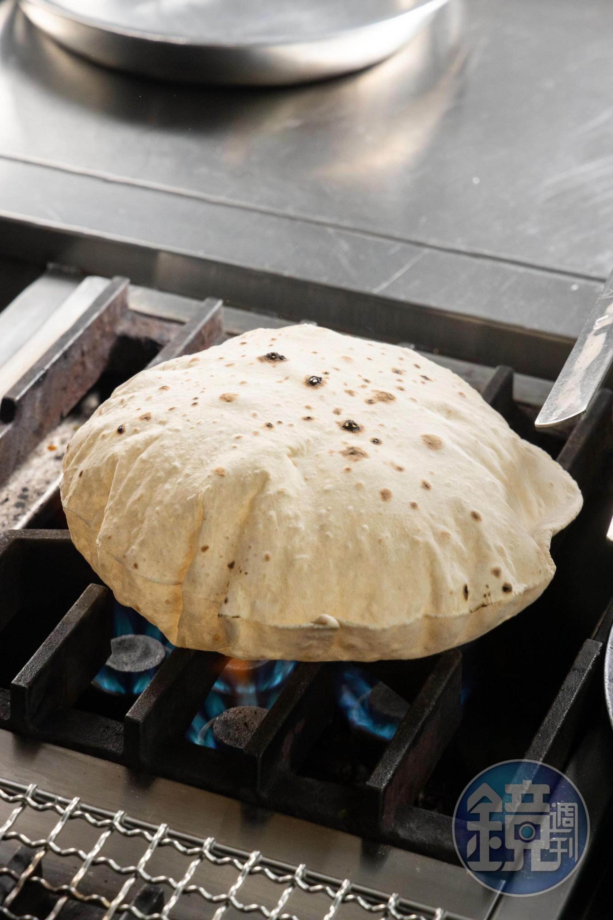 用印度全麥麵粉揉製的「烤麥餅」（Roti），不經過發酵，上桌前得先一個一個用火烘烤至膨起。