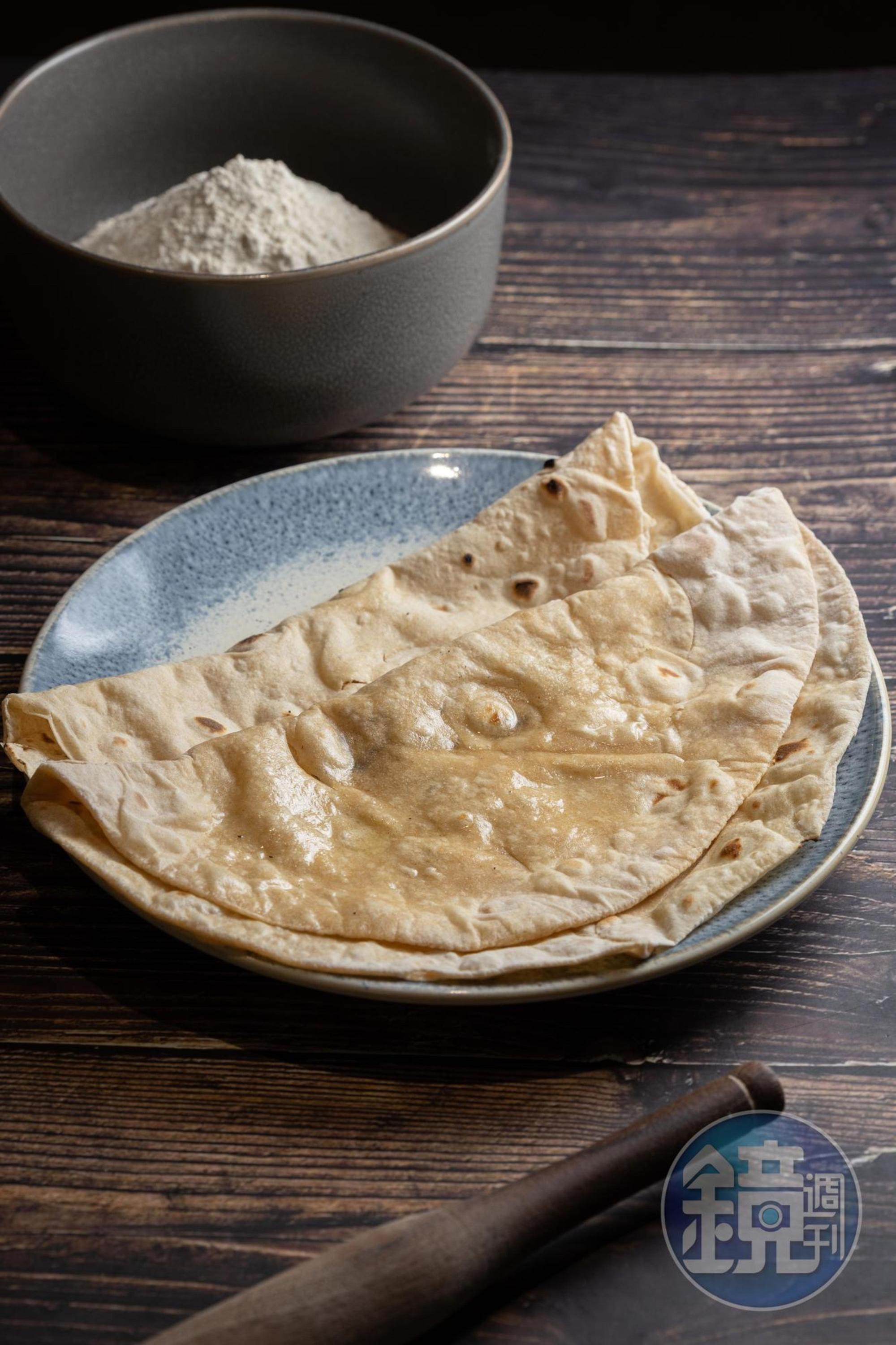 「烤麥餅（Roti）」紮實帶麥香，可選擇原味或塗上酥油。（60元／份）