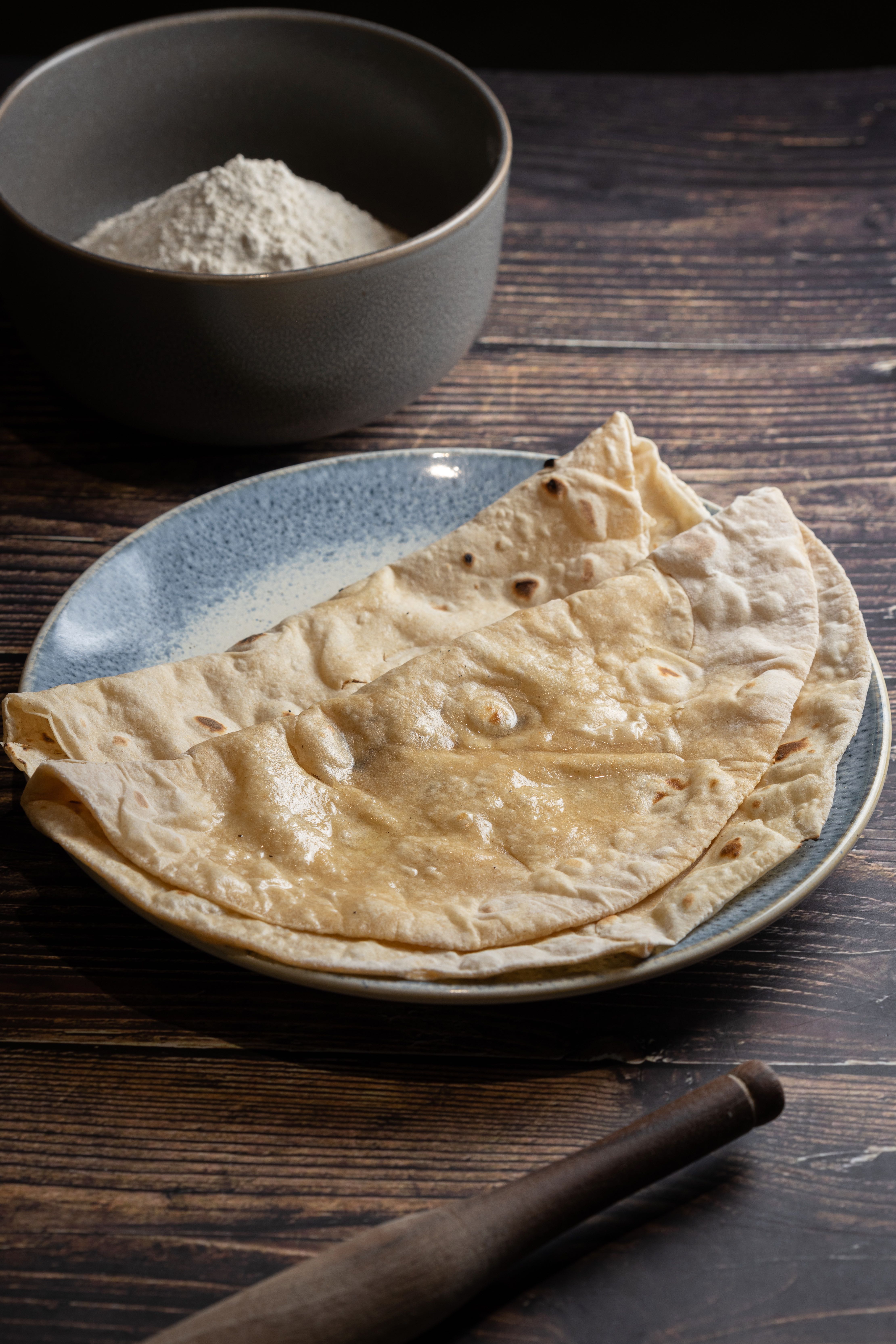 「烤麥餅（Roti）」紮實帶麥香，可選擇原味或塗上酥油。（60元／份）