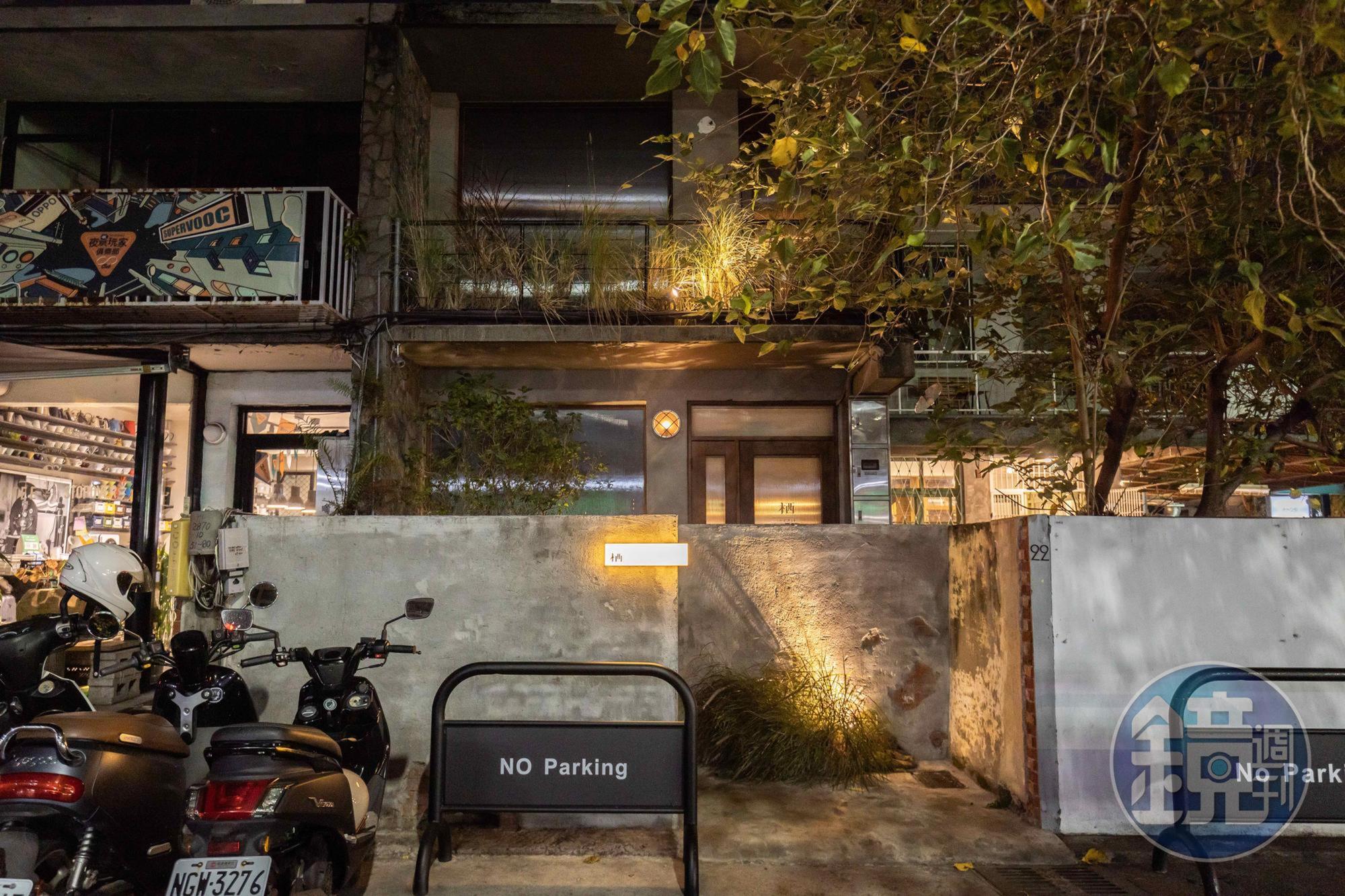 「栖.Habitatto」的入口經過設計，得踏上轉折路徑才能一窺神祕面貌。
