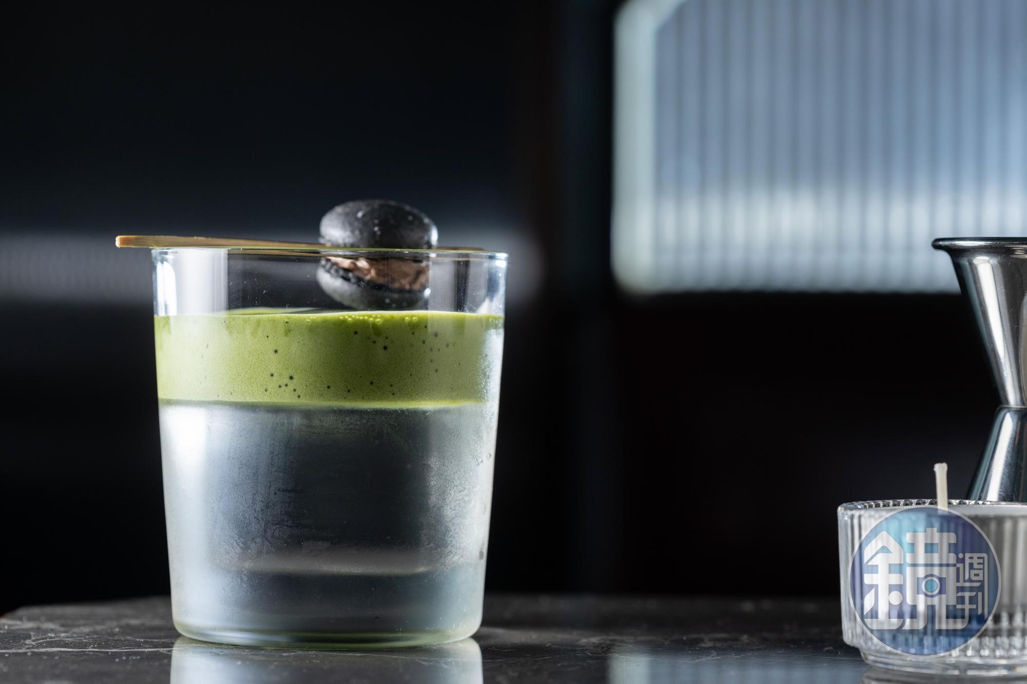 「抹茶」底層為澄清紅豆水融合蘭姆酒，上層為抹茶豆漿泡泡，像拆解抹茶紅豆蛋糕，裝飾巧克力馬卡龍，甜點感更完整。（450元／杯）