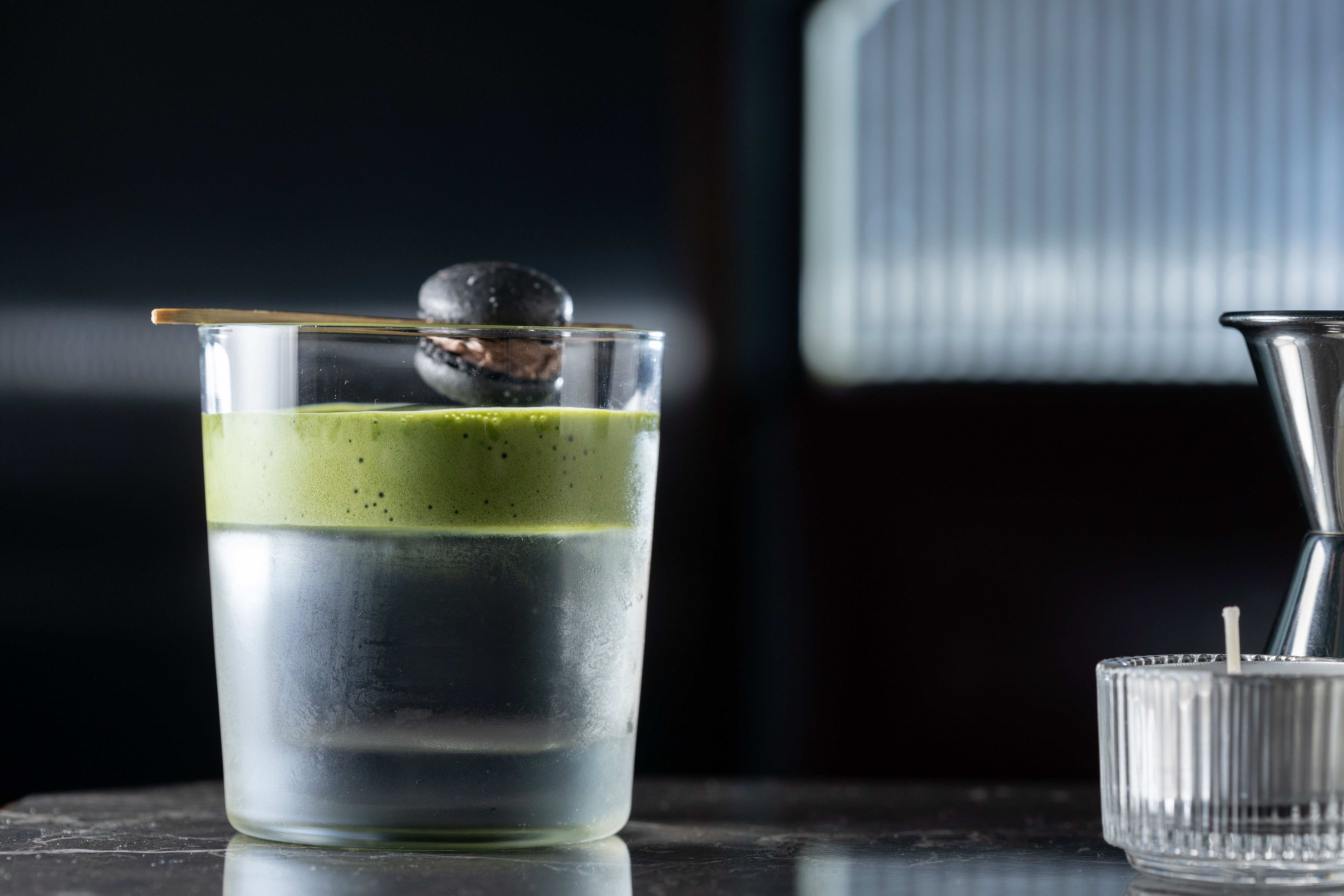 「抹茶」底層為澄清紅豆水融合蘭姆酒,上層為抹茶豆漿泡泡,像拆解抹茶紅豆蛋糕,裝飾巧克力馬卡龍,甜點感更完整。(450元/杯)