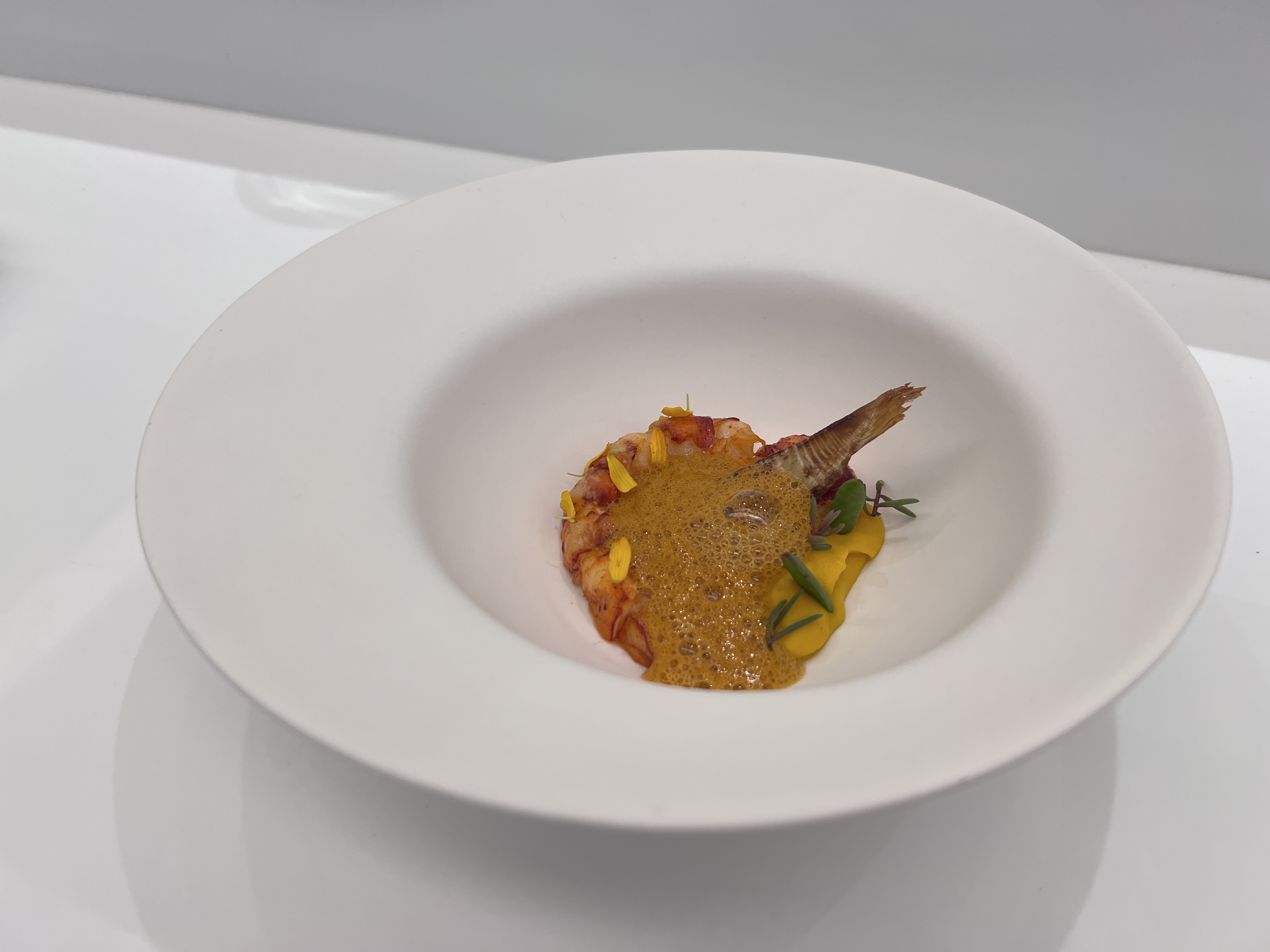 「資源浪費」除了龍蝦肉,充分運用龍蝦頭與蝦膏,實踐食材零浪費。