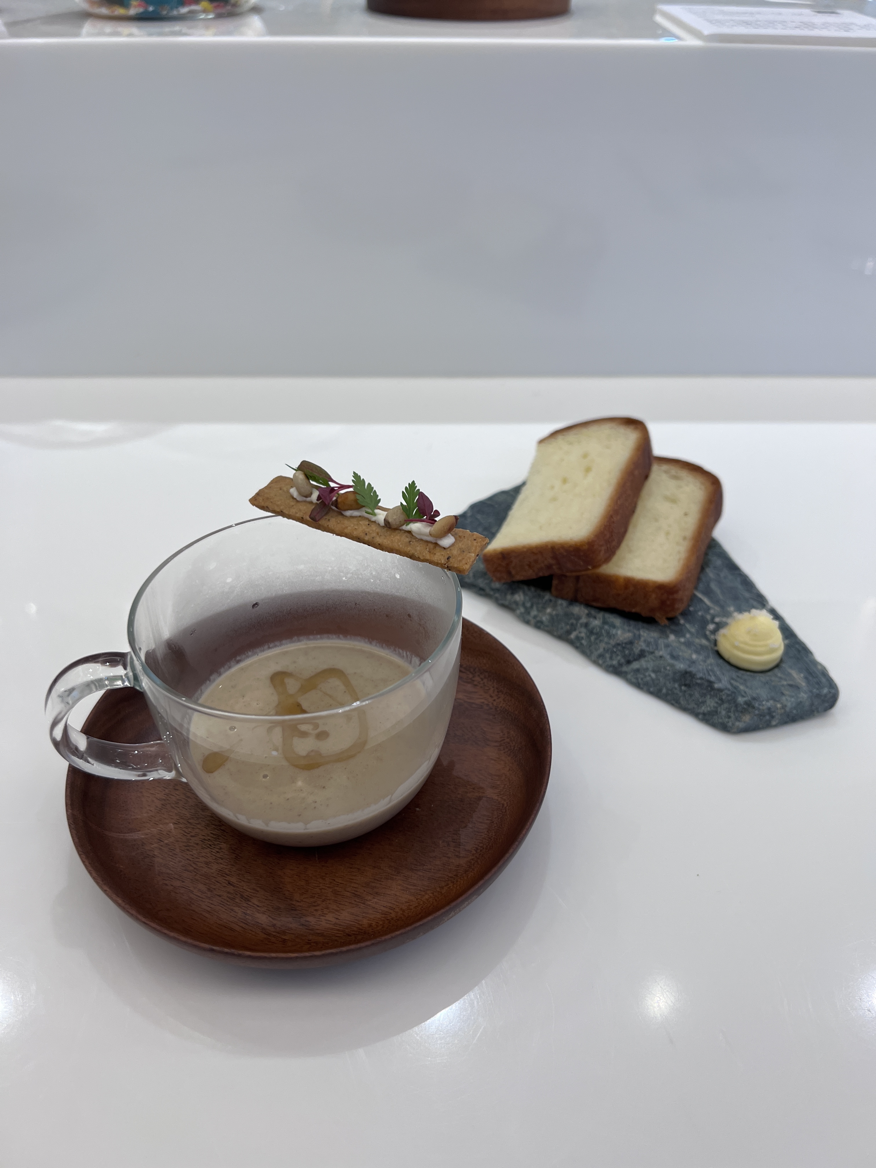 以嘉義布袋海藻鹽製作的「布里歐」,象徵海水鹽分,搭配「菊芋濃湯」淋上咖啡油轉換味蕾。