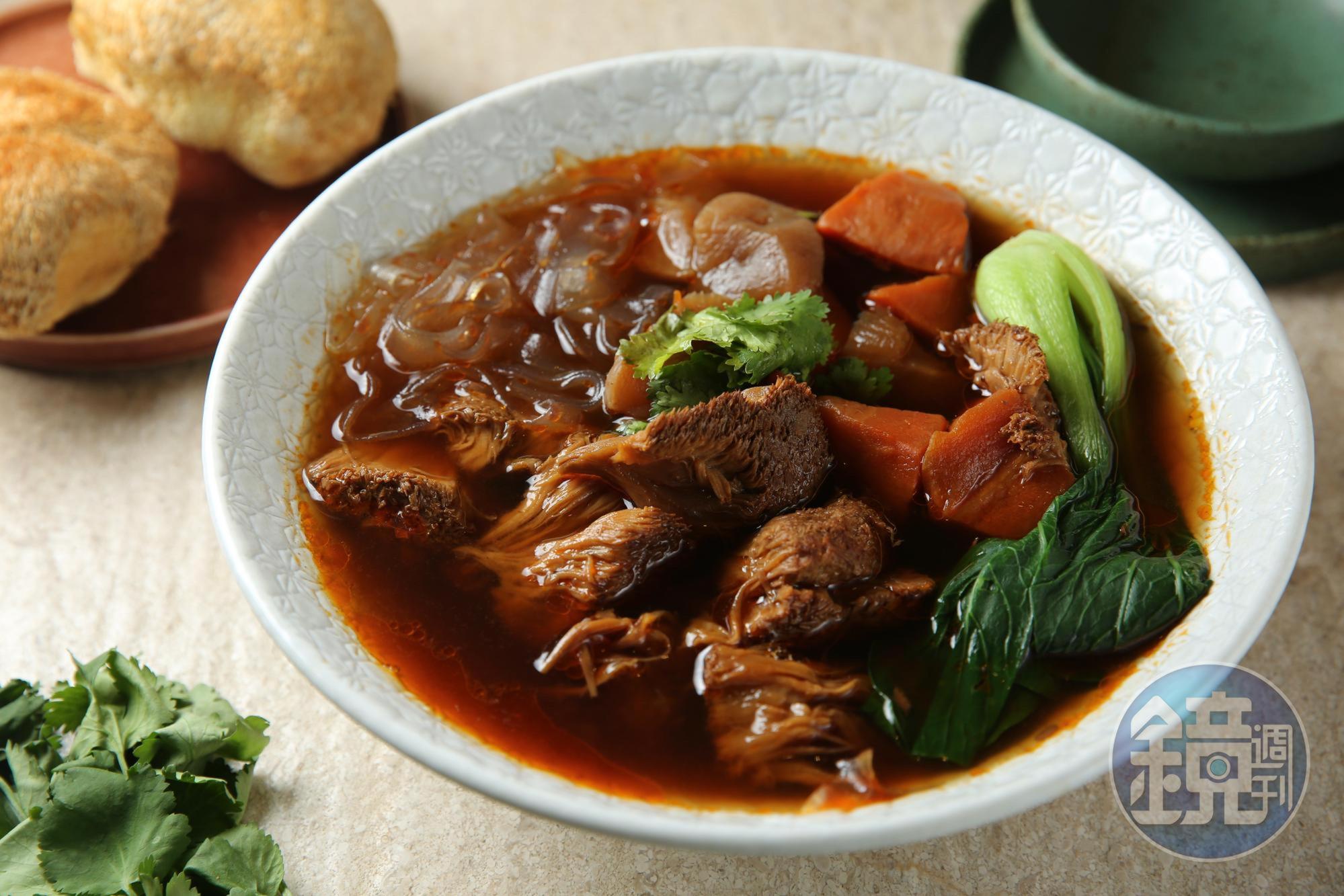 「毛蔬亞洲蔬食」把亞洲好料做成蔬食版，「紅燒牛肉湯」發想自老闆最懷念的爸爸的拿手菜。