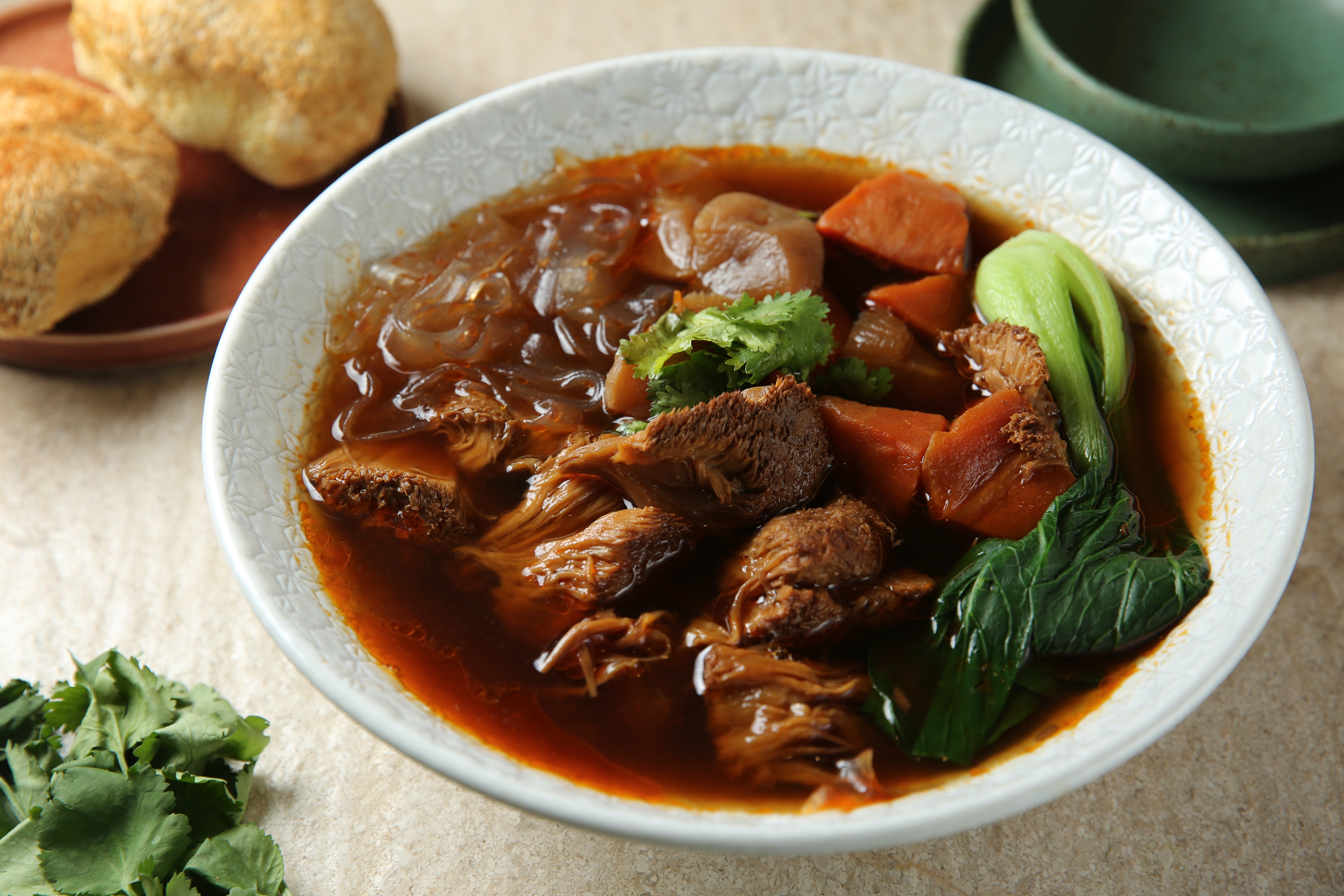 「毛蔬亞洲蔬食」把亞洲好料做成蔬食版，「紅燒牛肉湯」發想自老闆最懷念的爸爸的拿手菜。