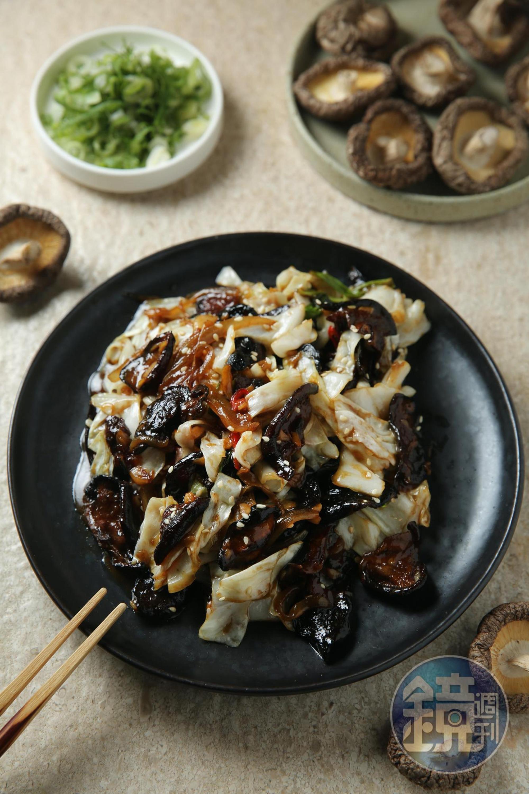 「SUSU火炒鱔」裡是與鱔魚顏色相近的乾香菇，酸酸甜甜，是偷飯賊。（350元／份）
