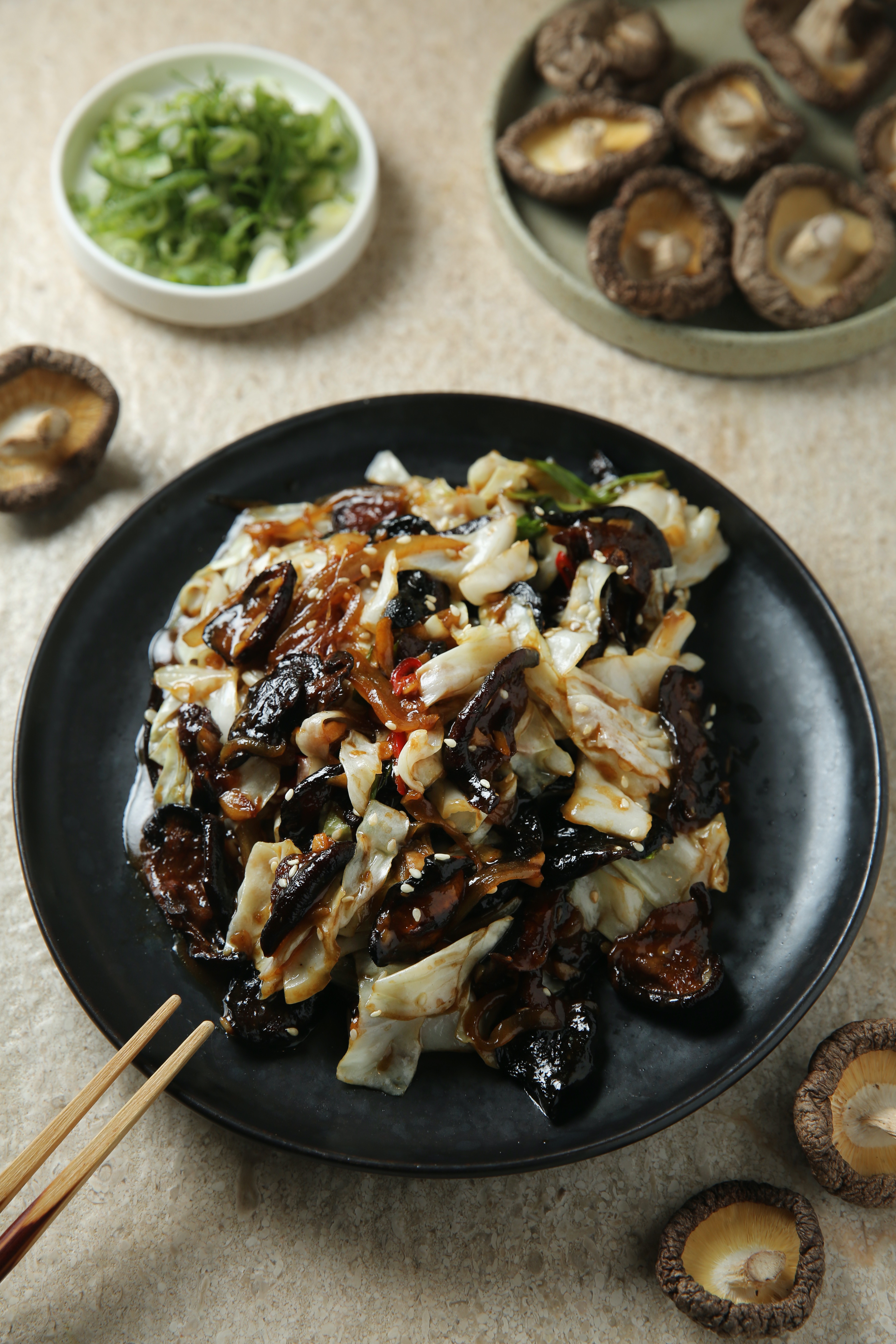 「SUSU火炒鱔」裡是與鱔魚顏色相近的乾香菇,酸酸甜甜,是偷飯賊。(350元/份)