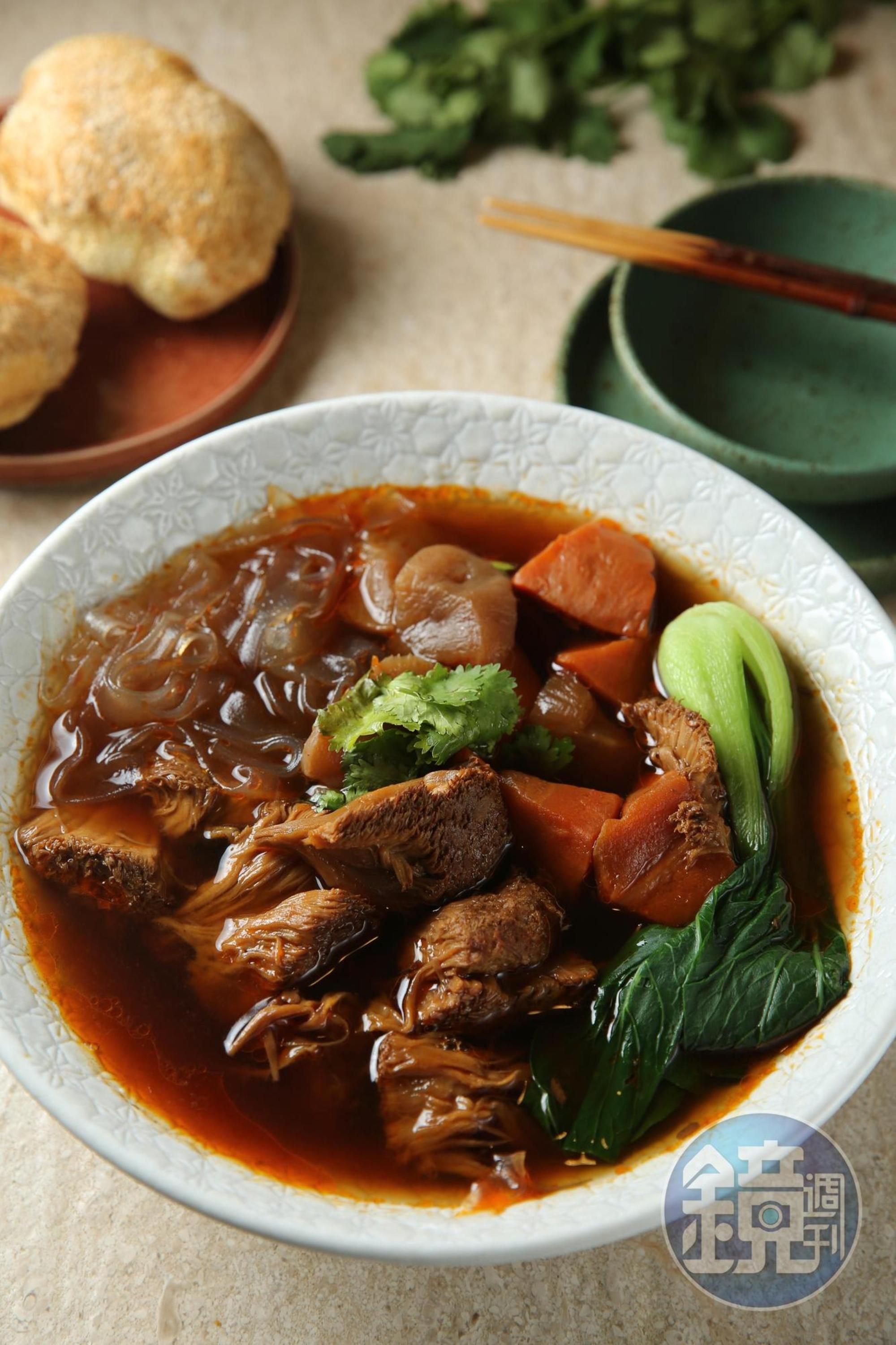 「毛家紅燒牛肉湯」有大塊厚實猴頭菇，微甜湯頭以非基改豆瓣醬熬煮。若部分菜色無法避開麩質，會於菜單上註明。（390元／份）