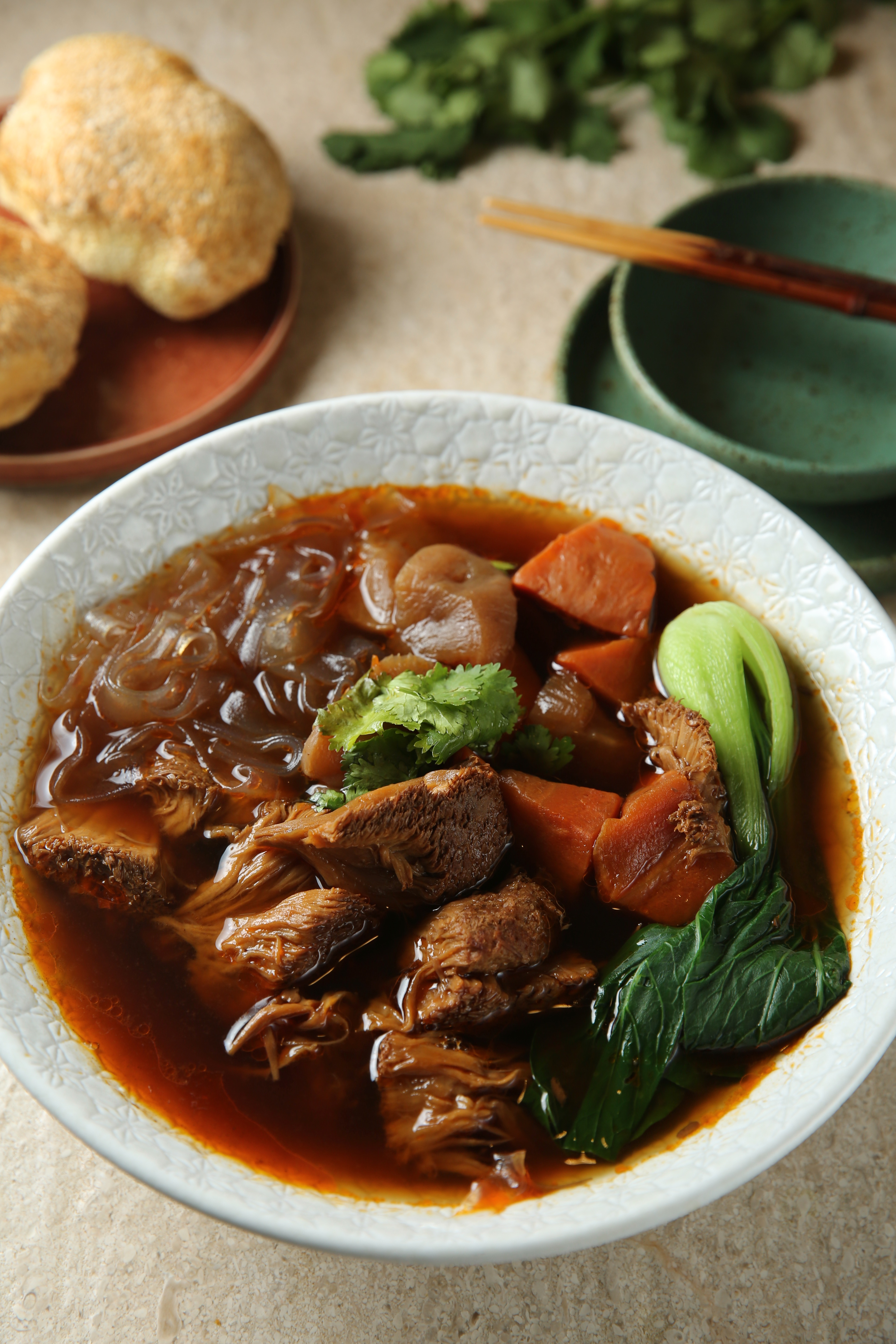 「毛家紅燒牛肉湯」有大塊厚實猴頭菇,微甜湯頭以非基改豆瓣醬熬煮。若部分菜色無法避開麩質,會於菜單上註明。(390元/份)