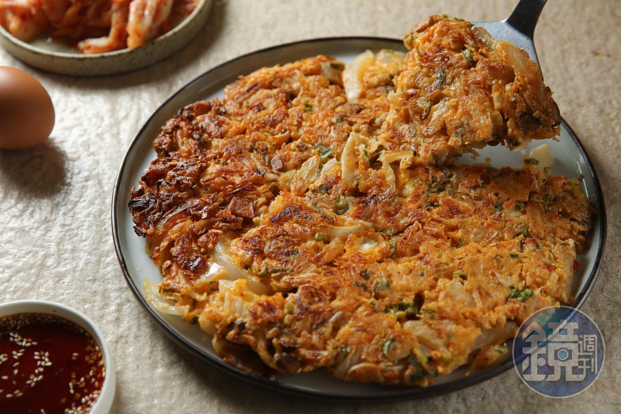 「東大門泡菜煎餅」鋪滿菇類好料，搭著麻油蘸醬可以連吃好幾塊。（350元／份）