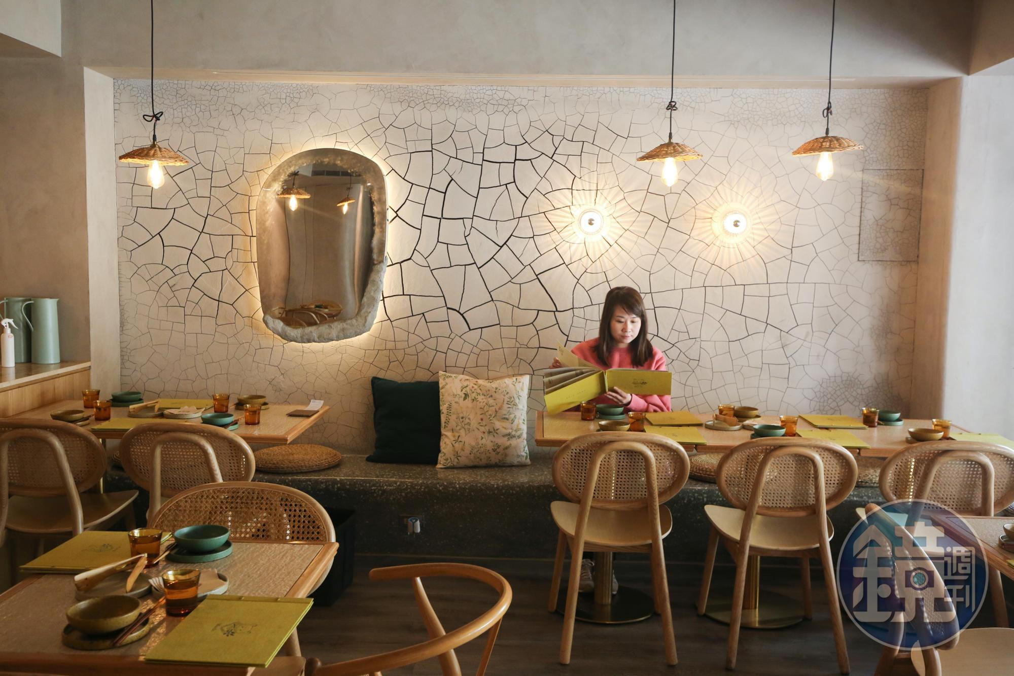 藤編木椅、吊燈與彩色餐具，充滿南洋度假風情。