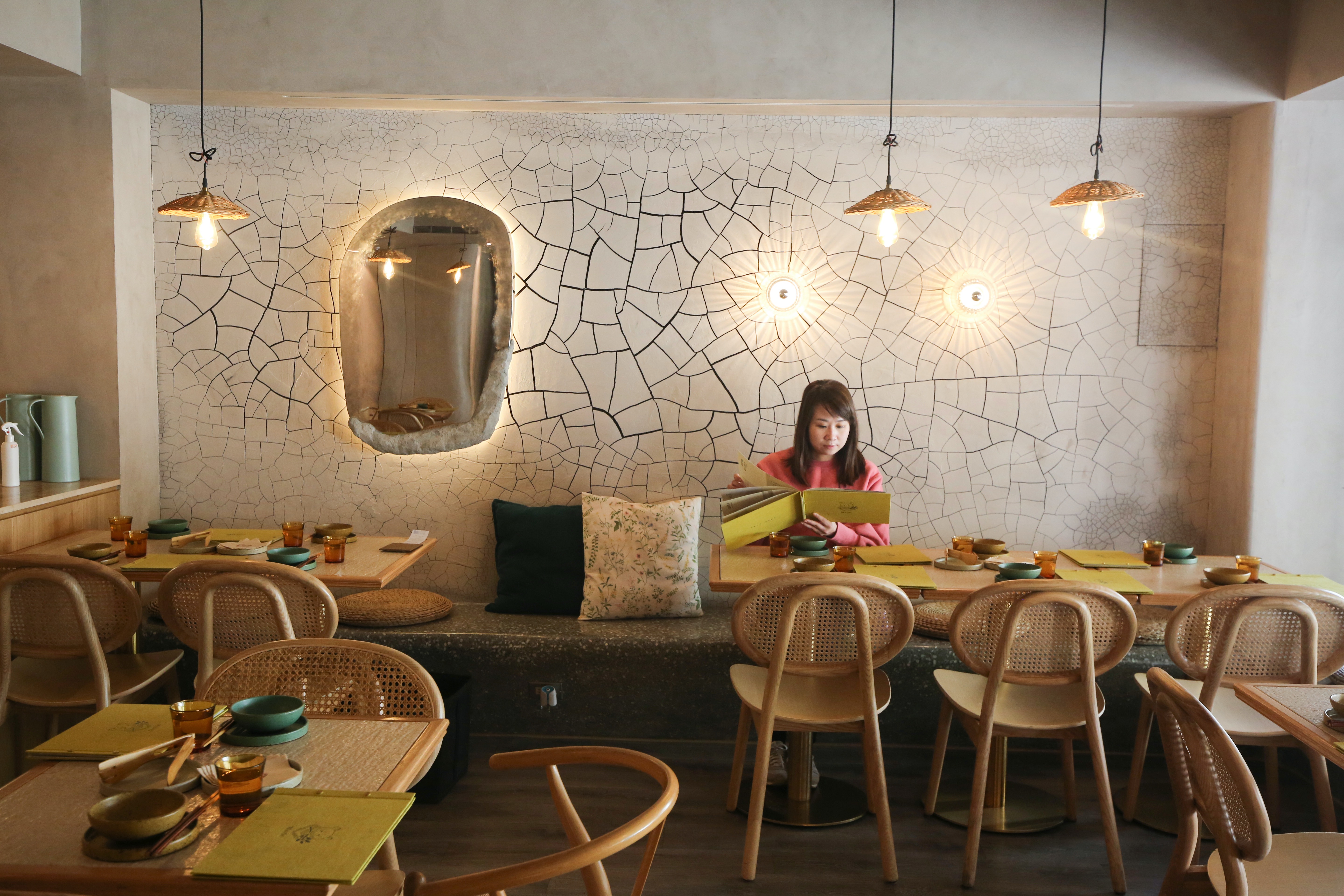 藤編木椅、吊燈與彩色餐具,充滿南洋度假風情。