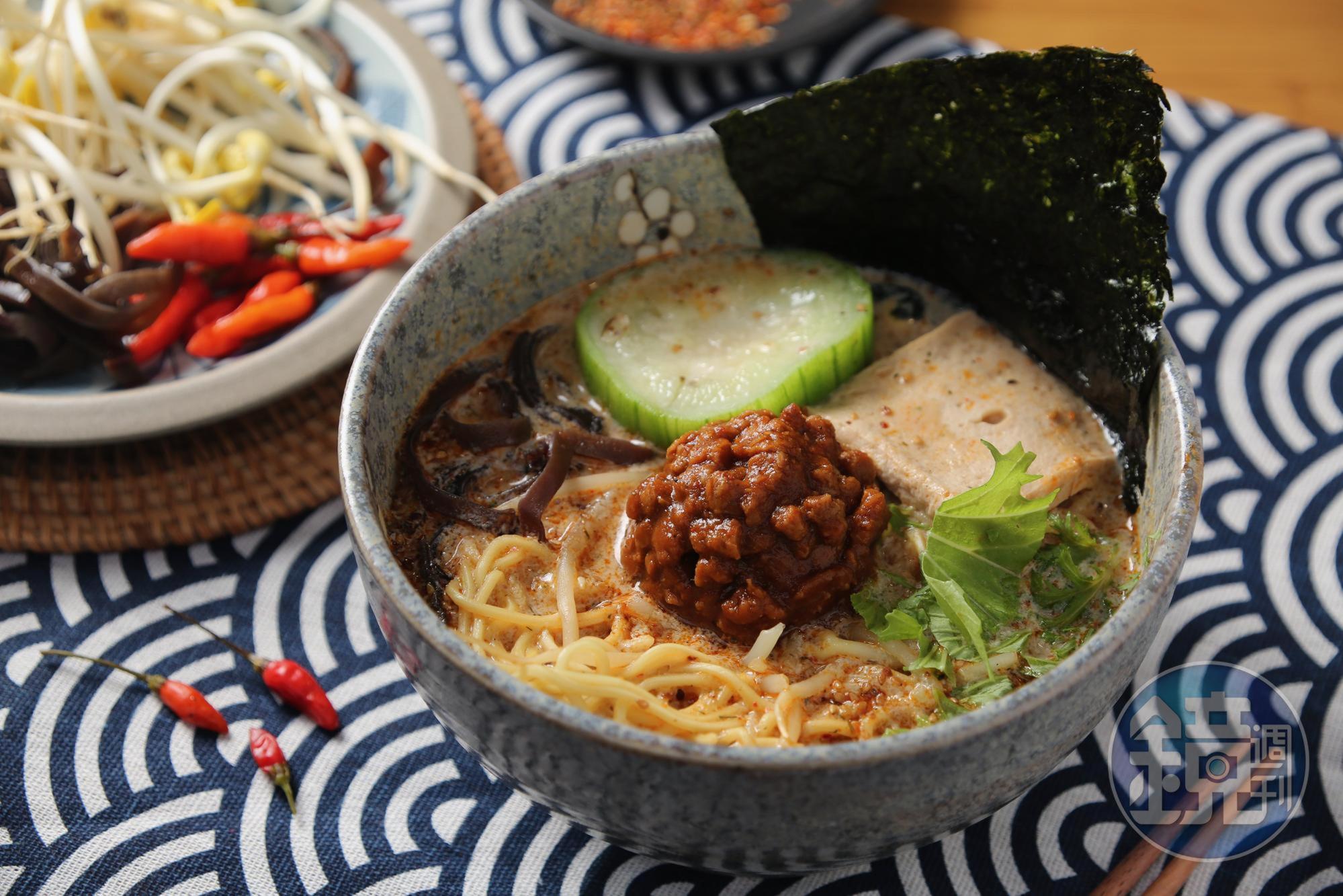 在蔬食界很紅的「無口小廚」,主打濃郁派湯頭,「川味擔擔雪燕白湯」也能滿足重口味者。