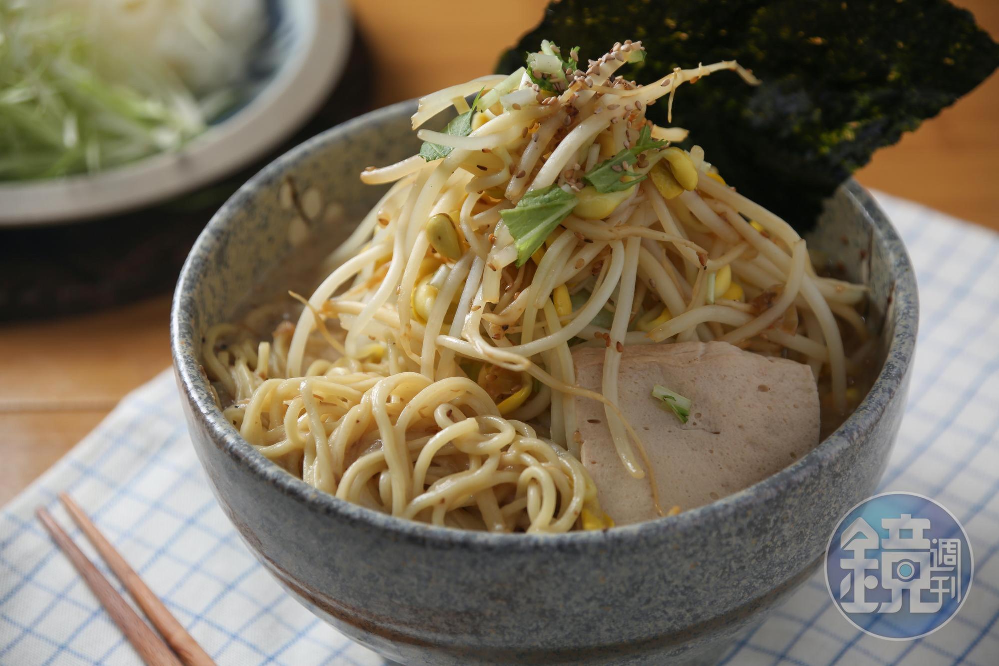 「二郎特濃雪燕白湯」湯頭濃郁,吃來像沾麵,高麗菜、豆芽菜會分開調味,再推成一座小山。(250元/碗)
