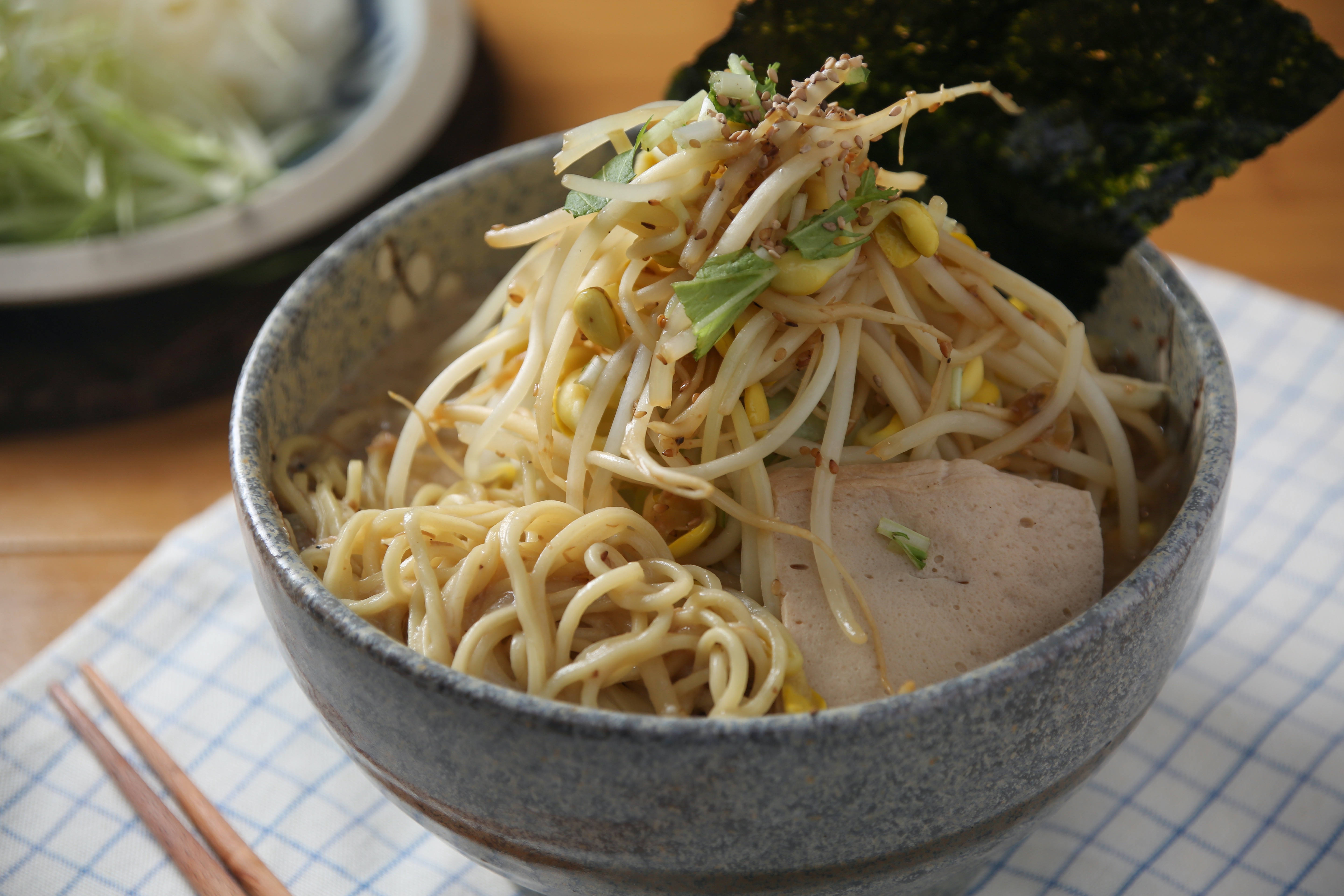 「二郎特濃雪燕白湯」湯頭濃郁，吃來像沾麵，高麗菜、豆芽菜會分開調味，再推成一座小山。（250元／碗）