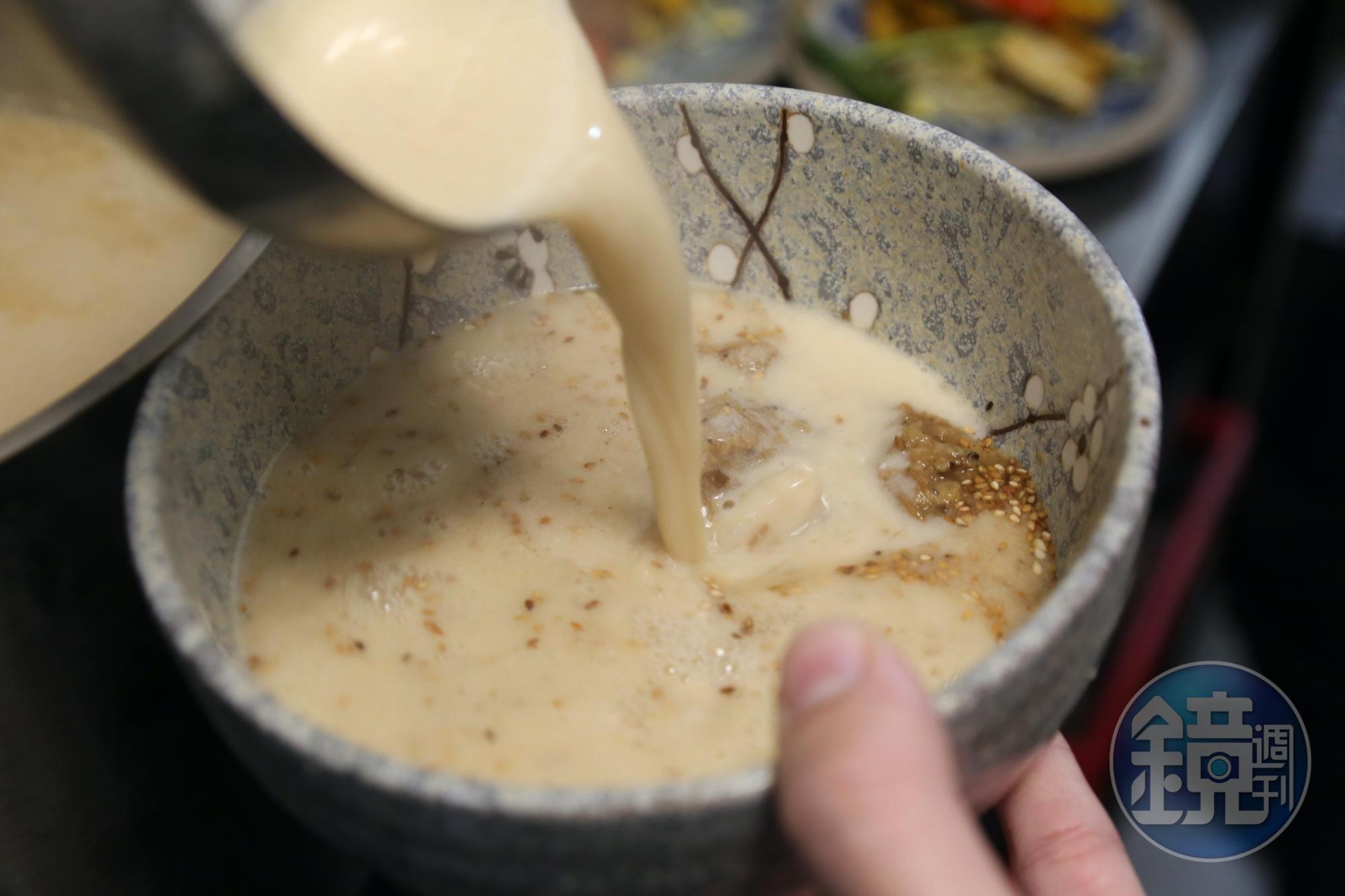 雪燕白湯的湯頭以新鮮白木耳熬出濃稠度,再用燕麥奶調味。