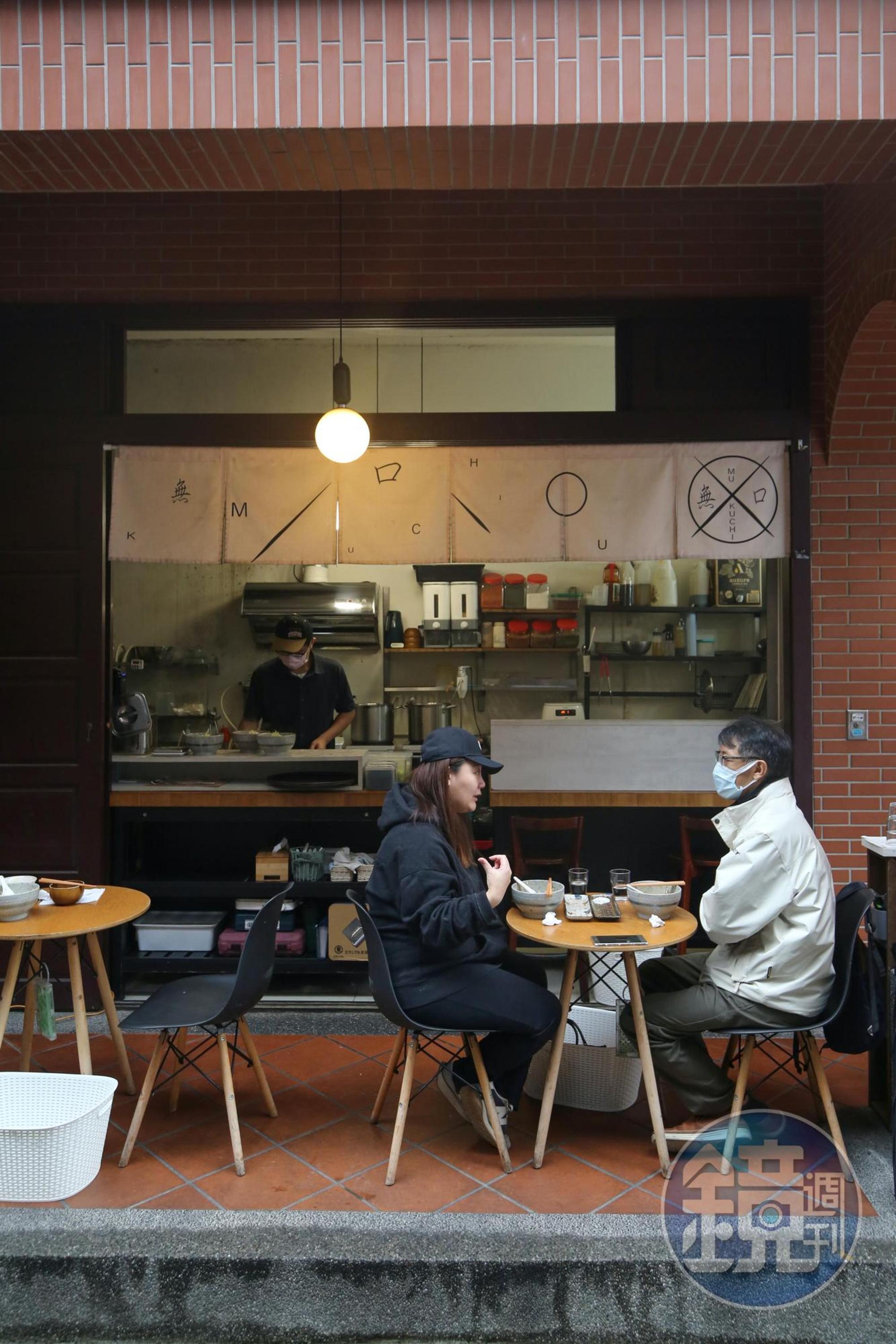 「無口小廚」店面小巧,在紅磚牆下用餐,別有一番情調。