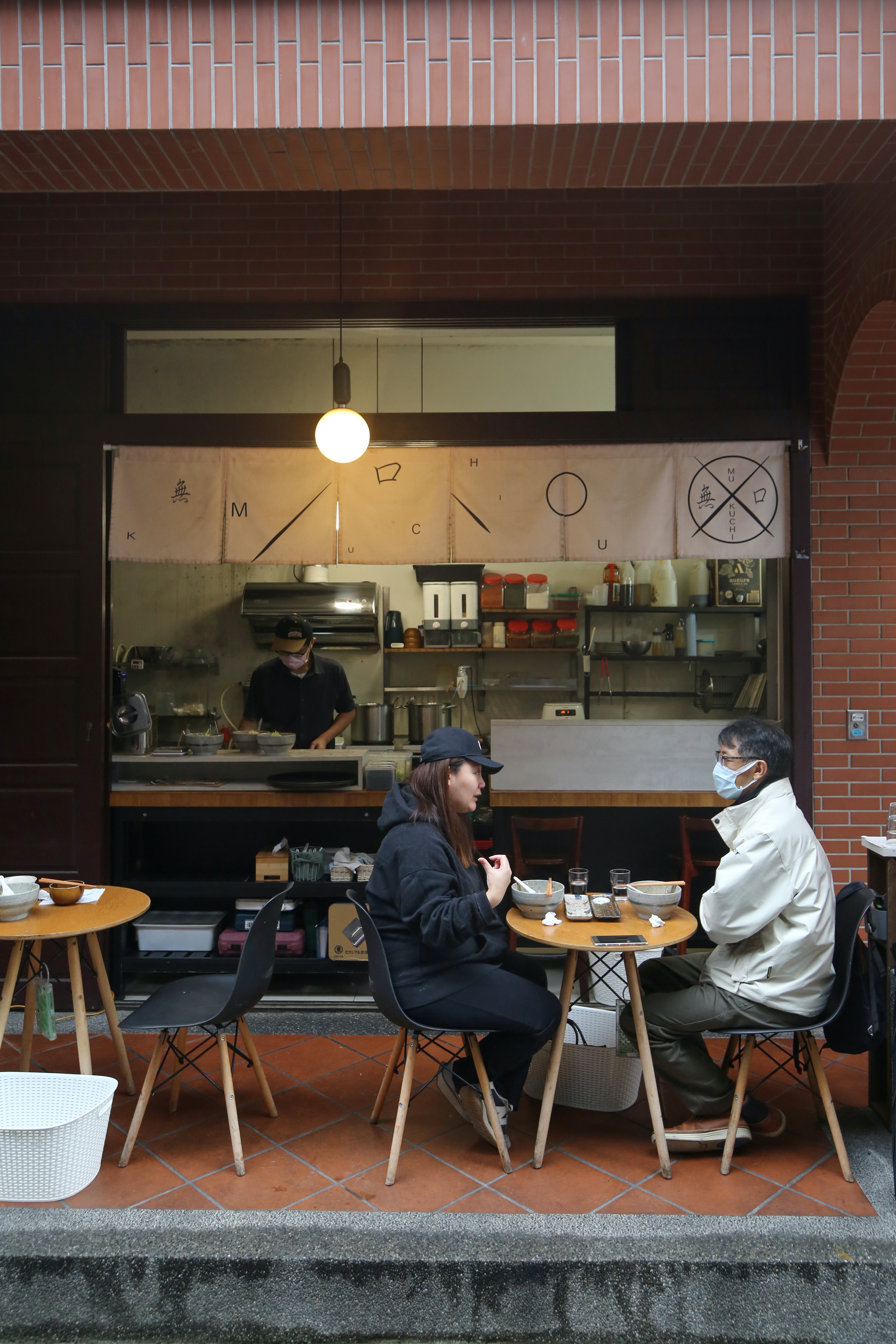 「無口小廚」店面小巧，在紅磚牆下用餐，別有一番情調。