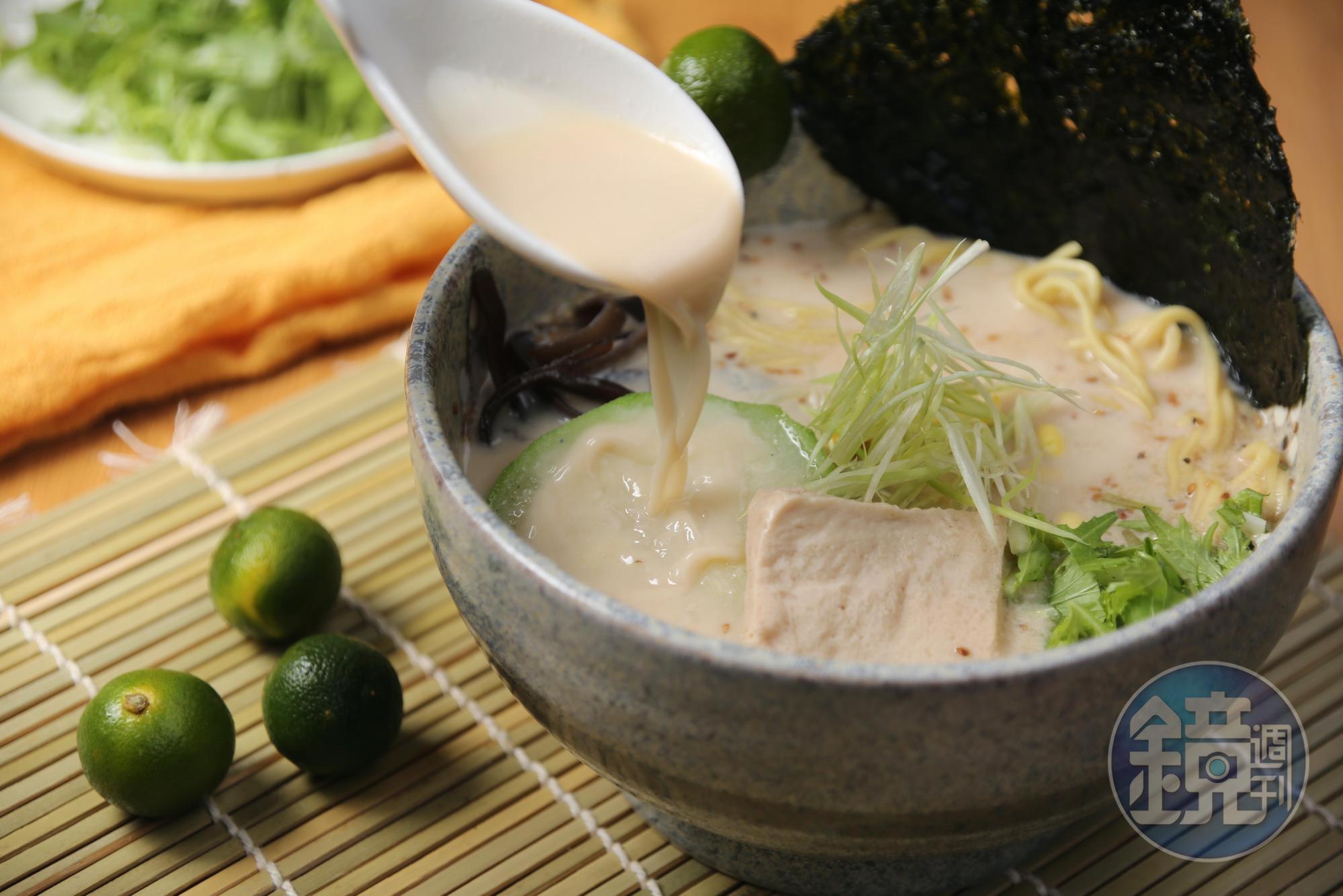 「青柚胡椒雪燕白湯」用碧玉筍模擬蔥的青綠,日本柚子胡椒醬讓湯喝來清爽。(200元/碗)