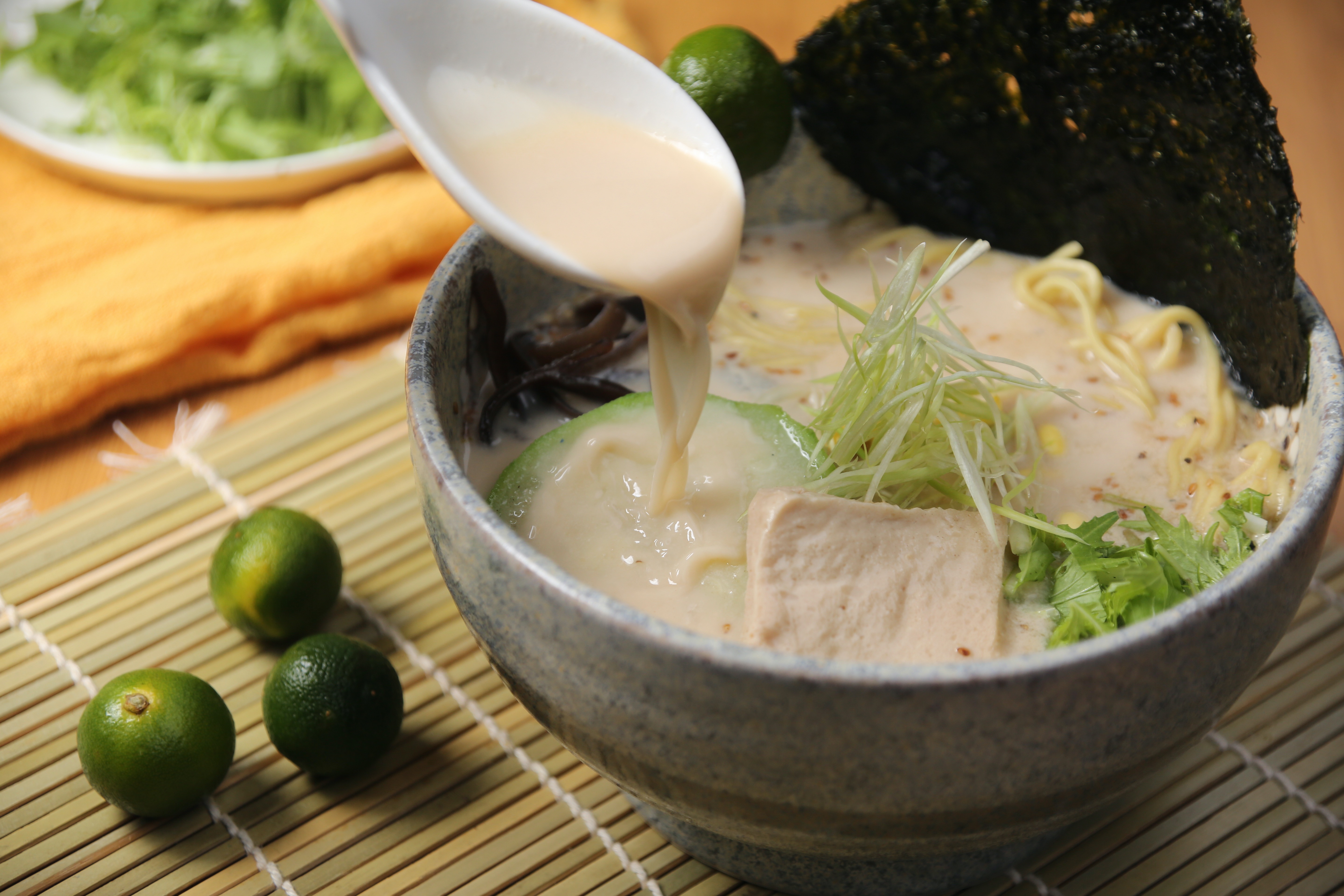 「青柚胡椒雪燕白湯」用碧玉筍模擬蔥的青綠，日本柚子胡椒醬讓湯喝來清爽。（200元／碗）