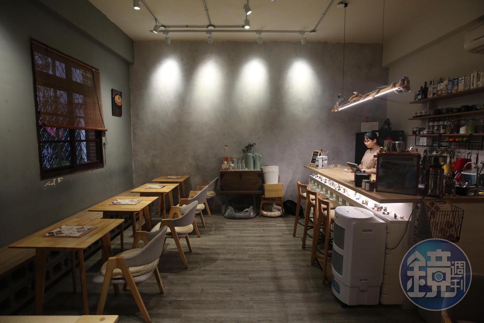 店面另一邊規劃舒適室內座位。