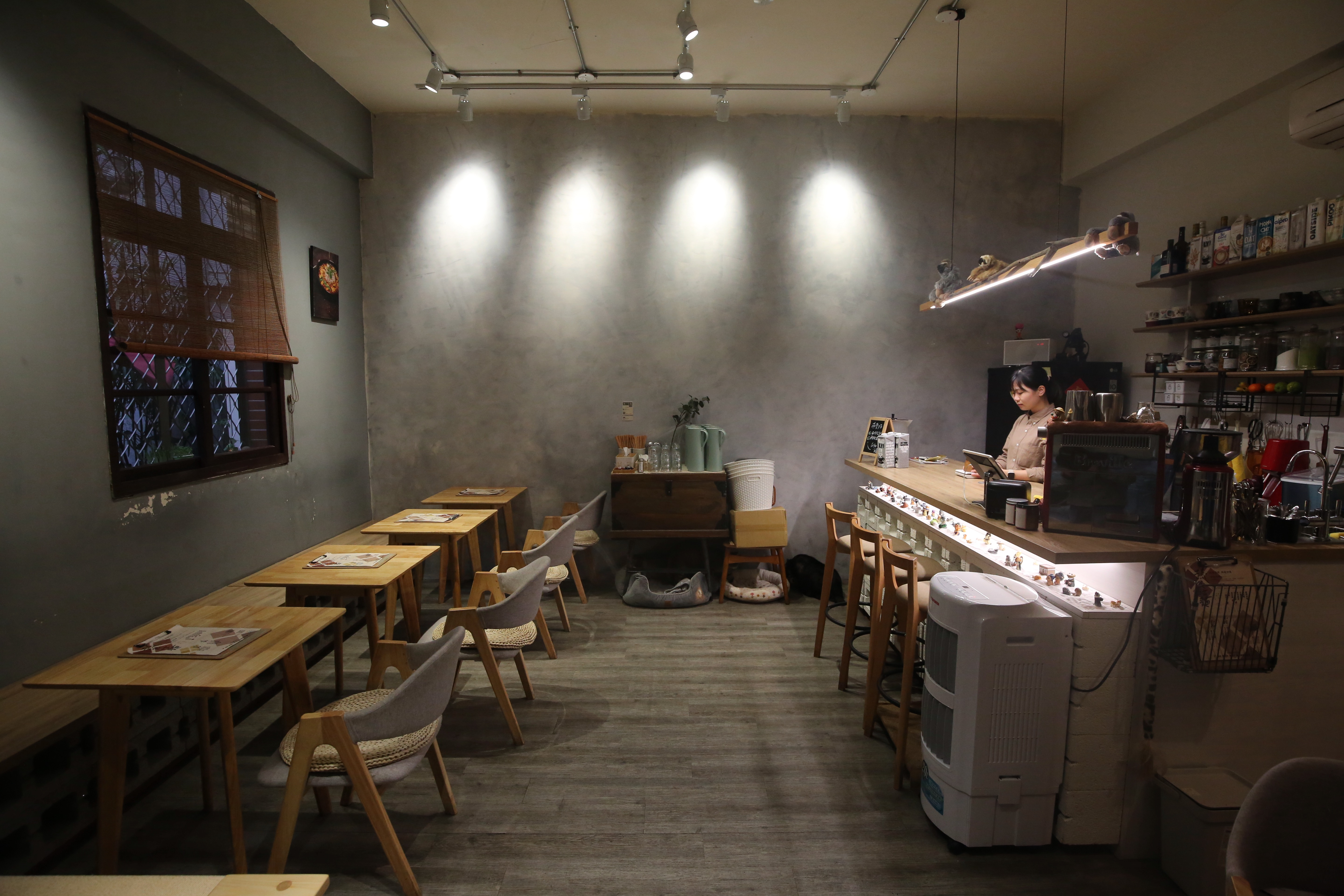 店面另一邊規劃舒適室內座位。